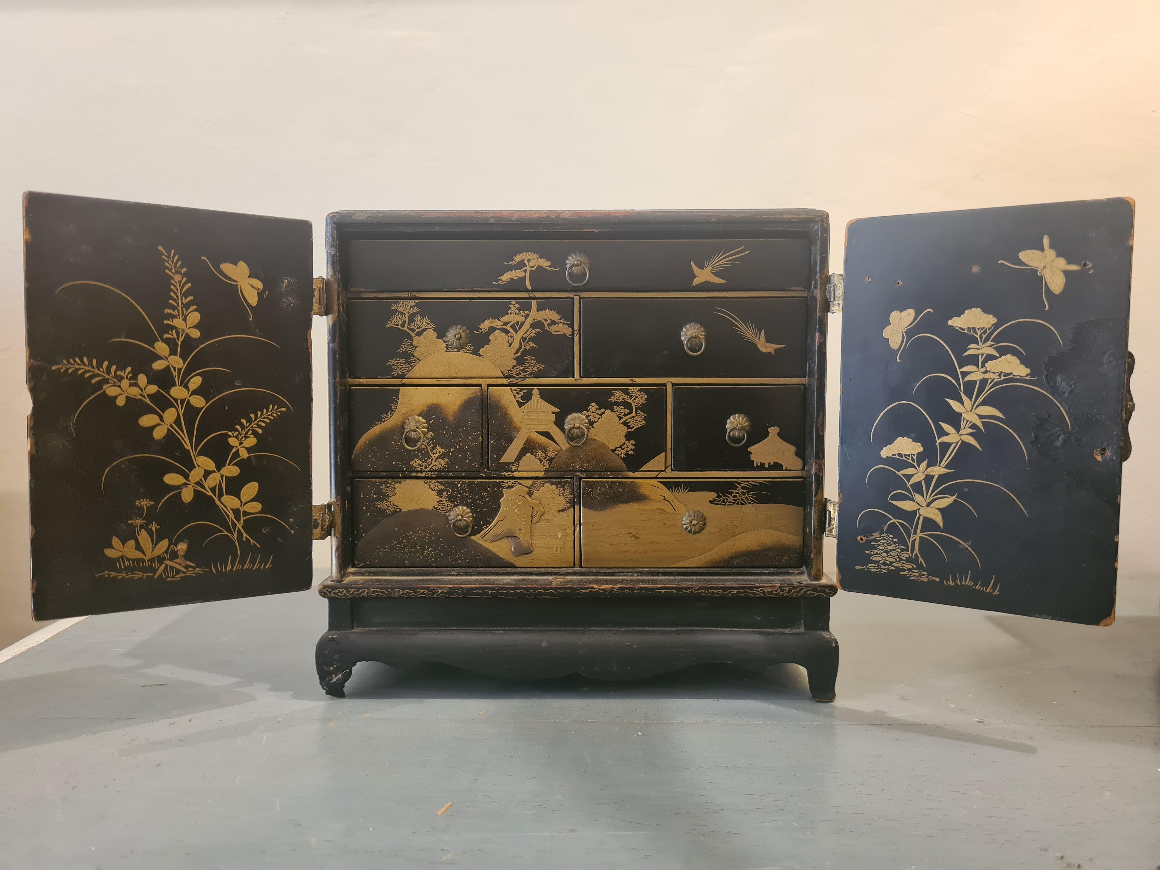 Paire d'armoires japonaises laquées Maki-e Période Meiji 漆器 蒔絵 塗物 漆塗 en vente 3