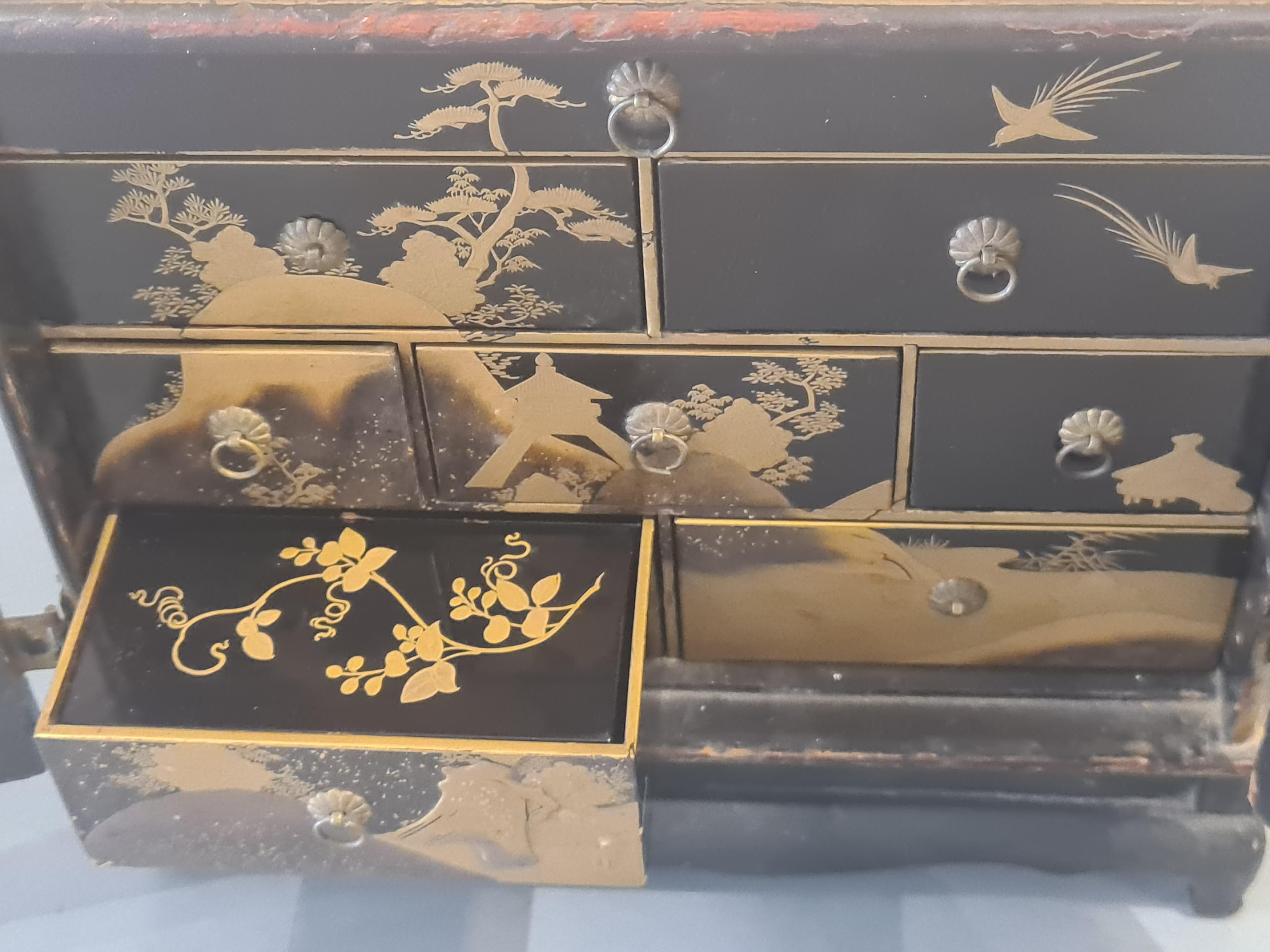 Paire d'armoires japonaises laquées Maki-e Période Meiji 漆器 蒔絵 塗物 漆塗 en vente 8