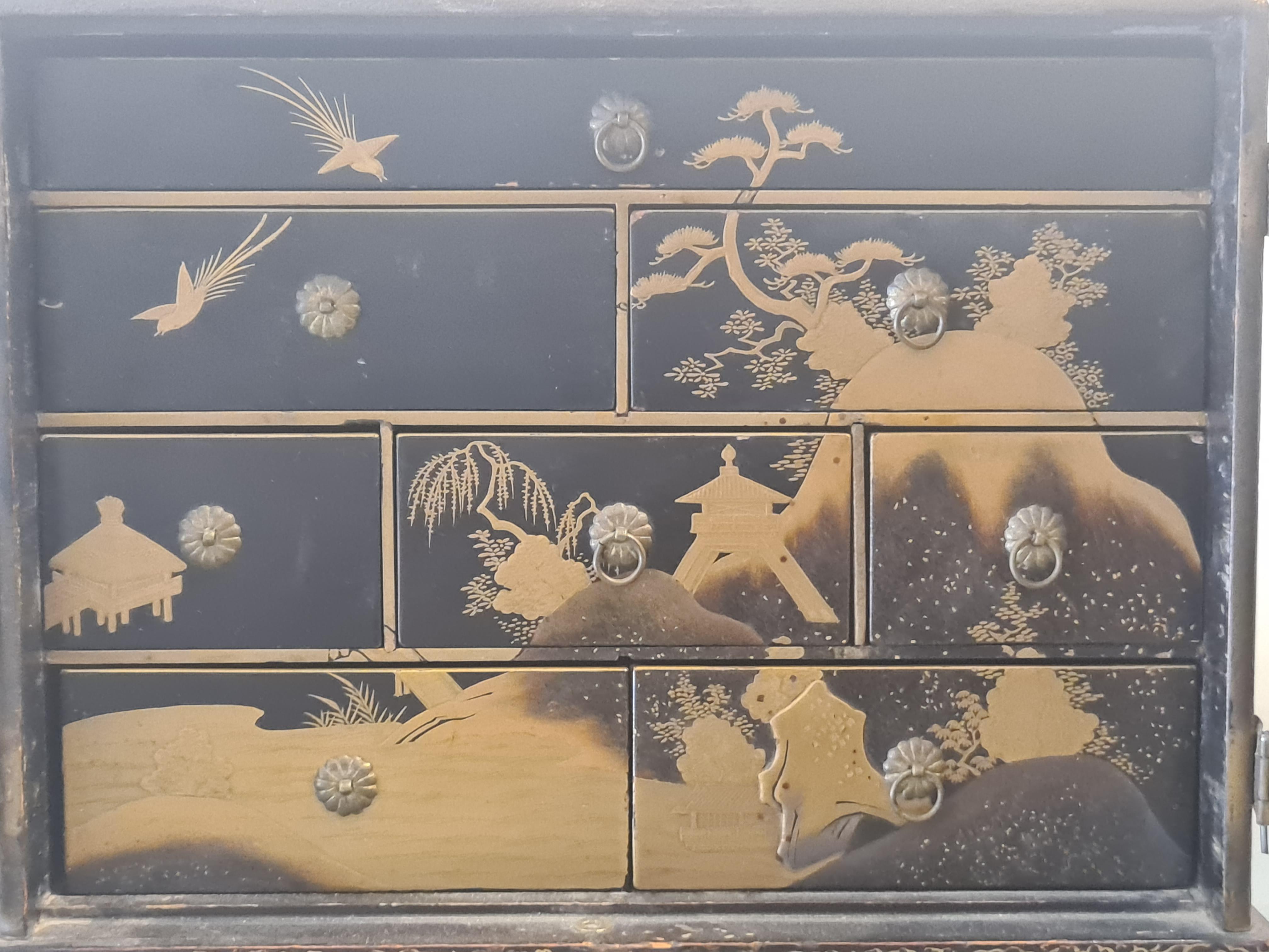 Paire d'armoires japonaises laquées Maki-e Période Meiji 漆器 蒔絵 塗物 漆塗 en vente 11