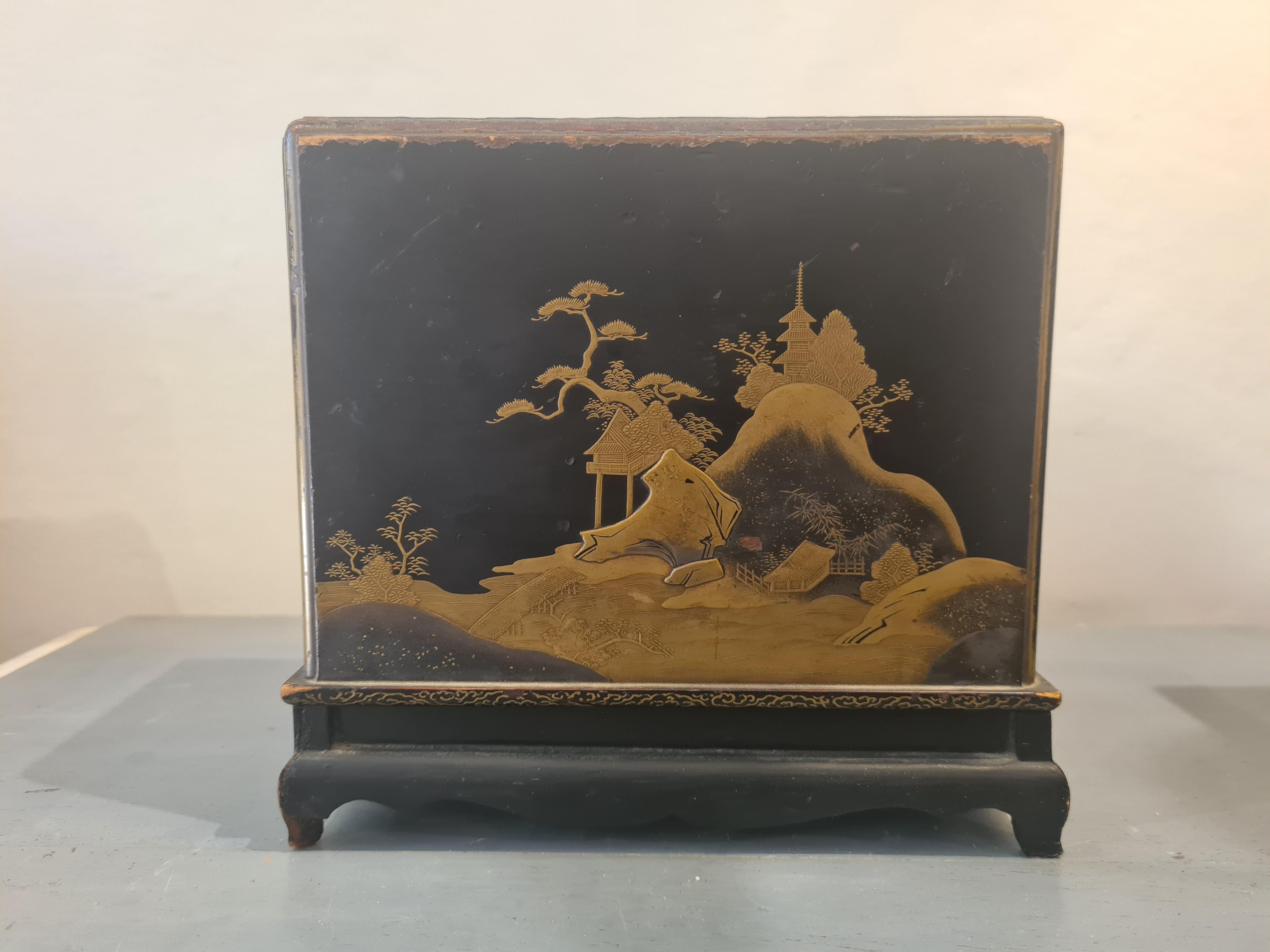 Paire d'armoires japonaises laquées Maki-e Période Meiji 漆器 蒔絵 塗物 漆塗 en vente 5