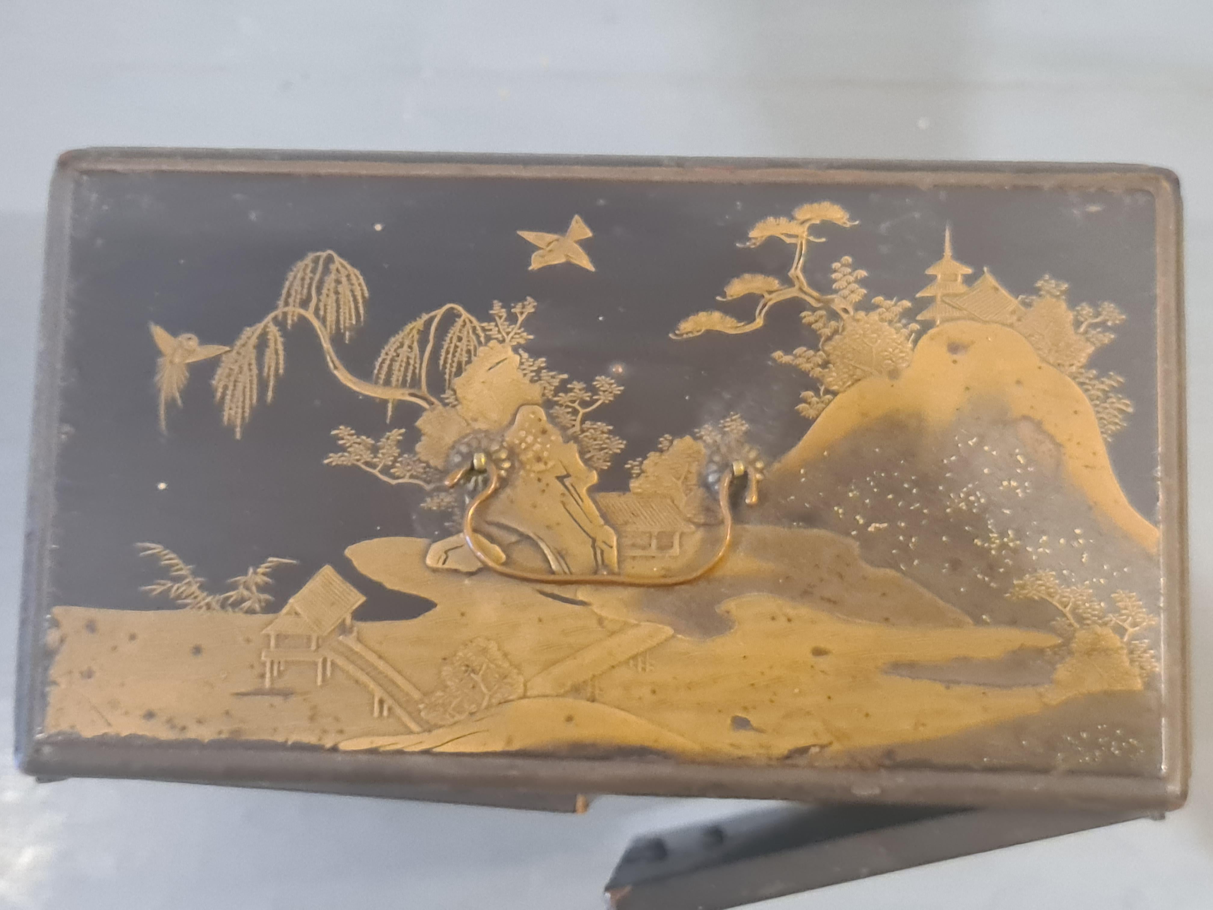 Paire d'armoires japonaises laquées Maki-e Période Meiji 漆器 蒔絵 塗物 漆塗 en vente 12
