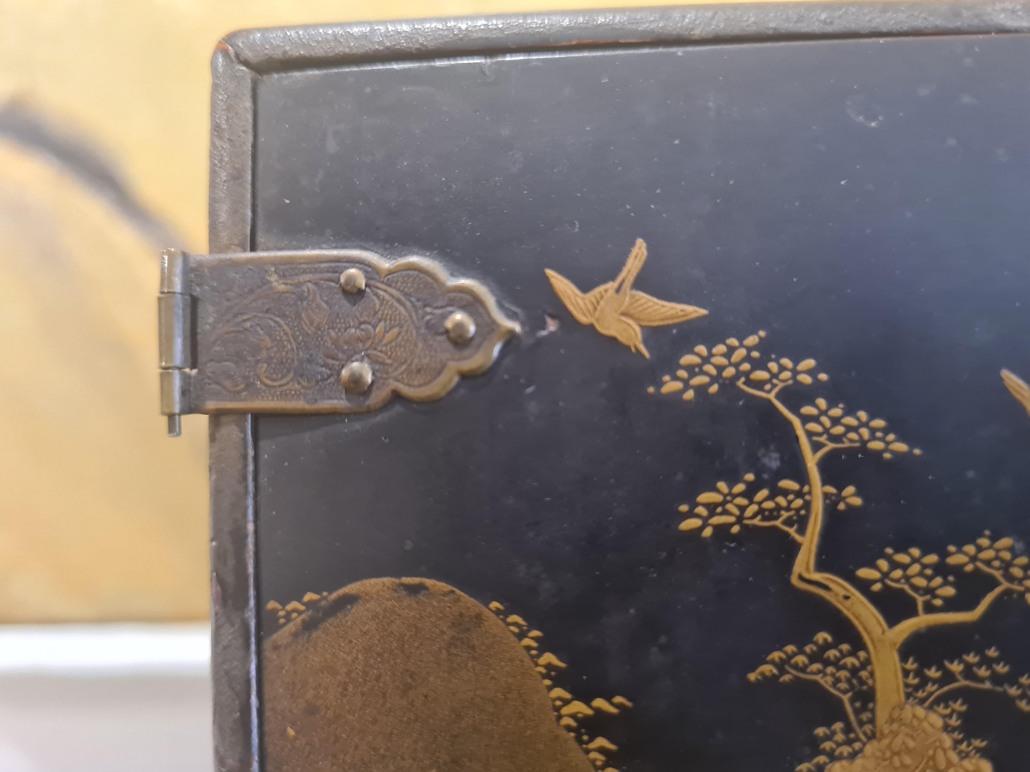 Paire d'armoires japonaises laquées Maki-e Période Meiji 漆器 蒔絵 塗物 漆塗 en vente 14