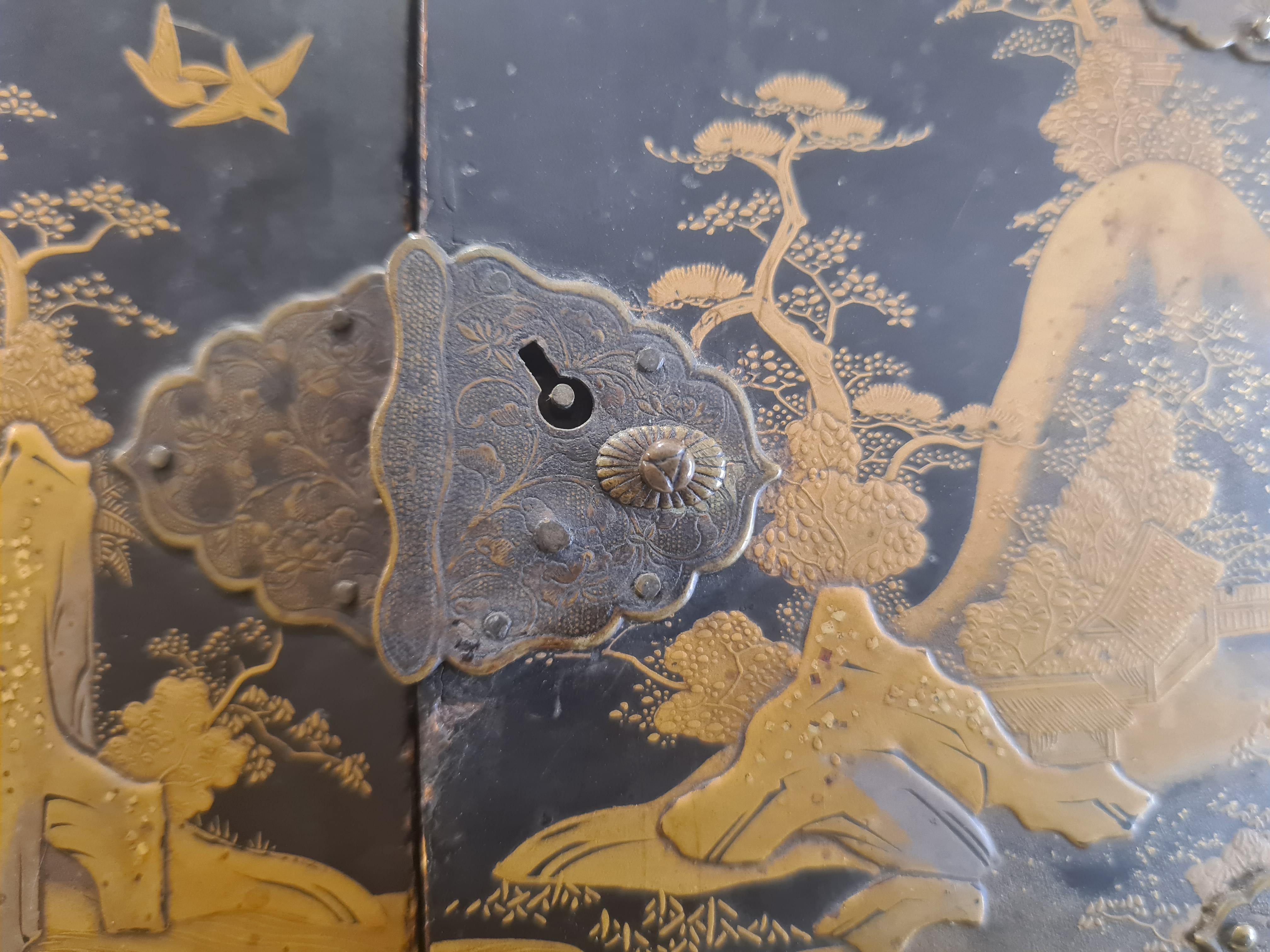 Paire d'armoires japonaises laquées Maki-e Période Meiji 漆器 蒔絵 塗物 漆塗 en vente 13