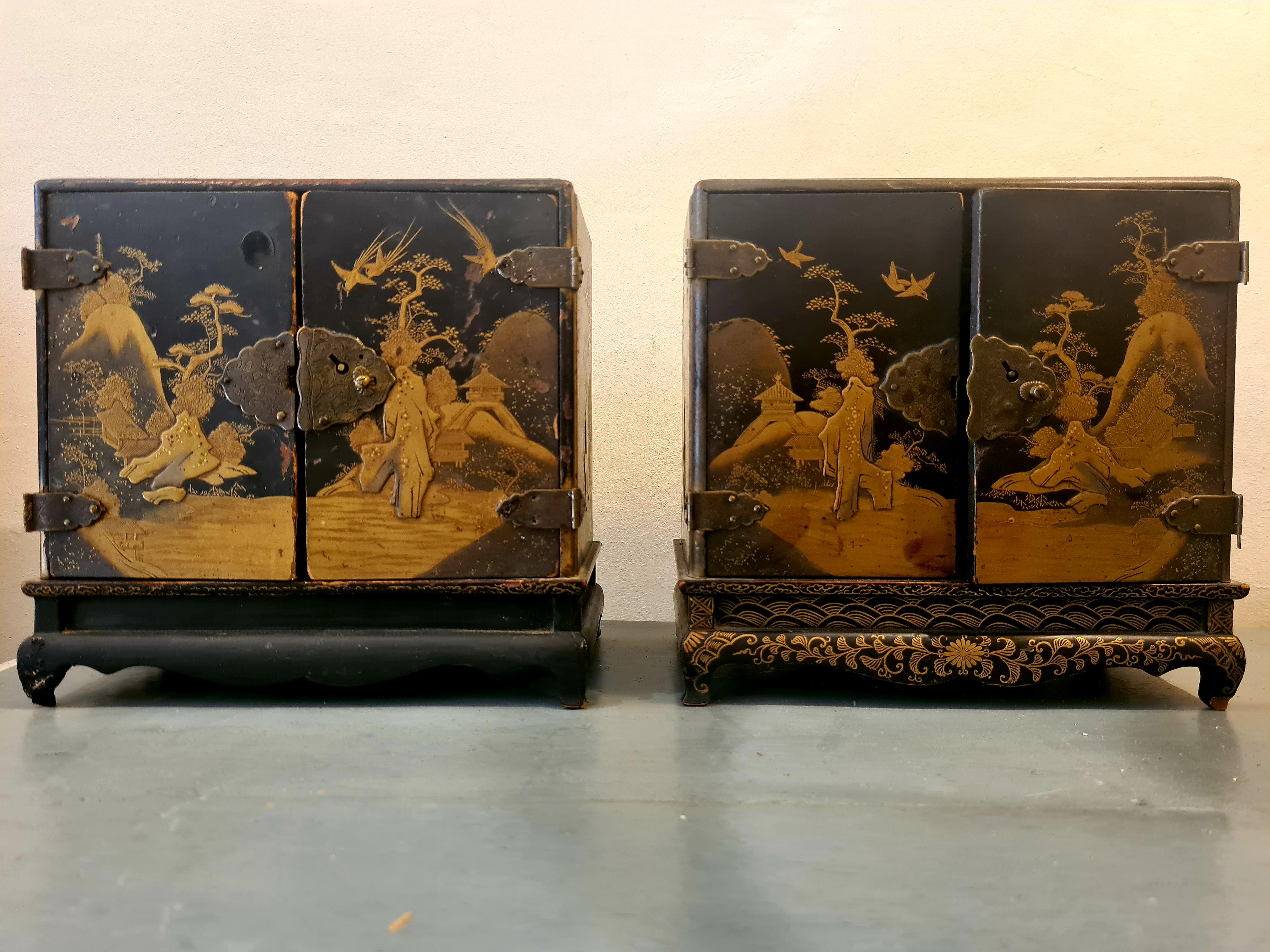Paar japanische lackierte Maki-e-Schränke aus der Meiji-Zeit 漆器 蒔絵 塗物 漆塗