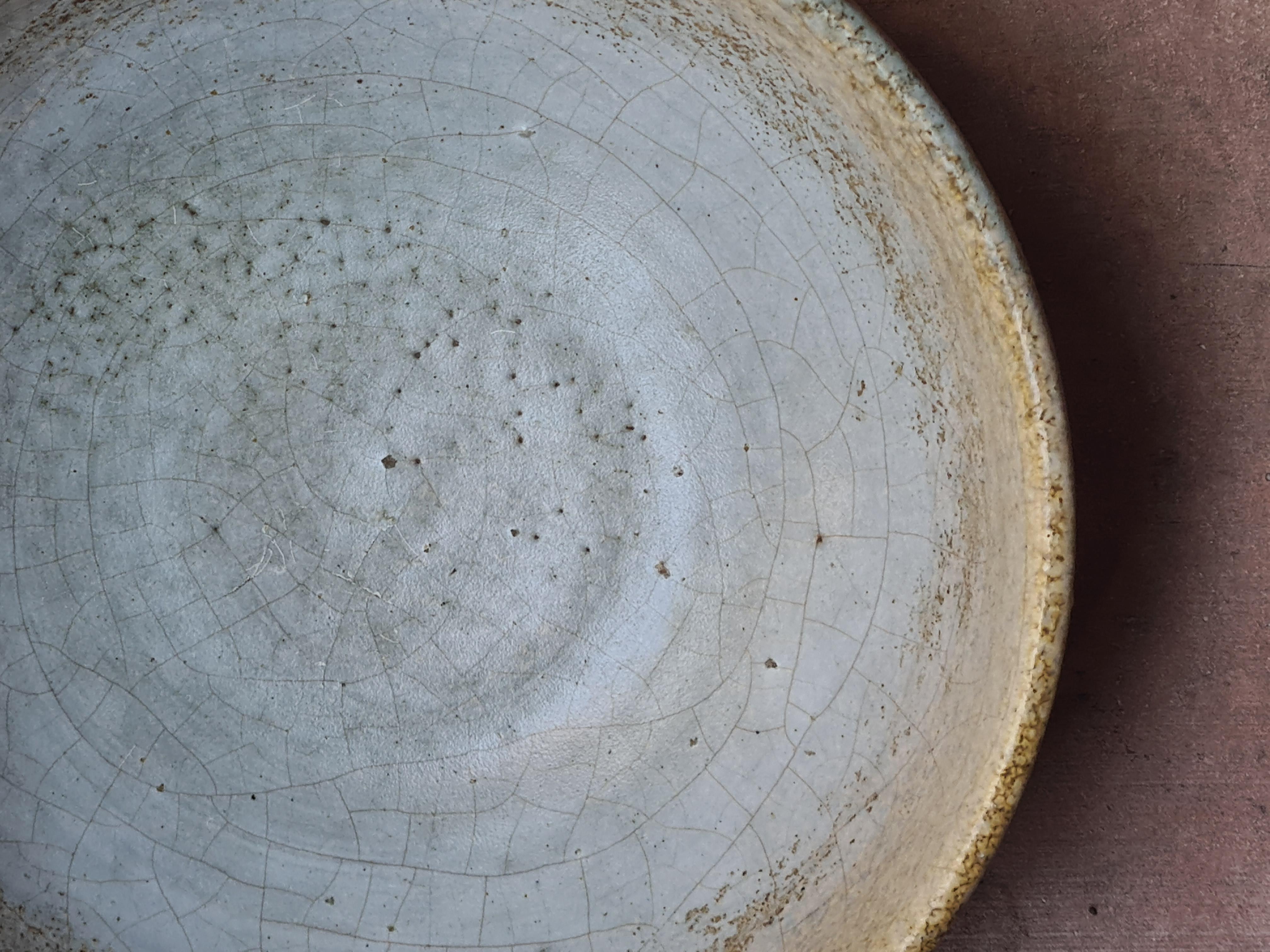 Una ciotola in ceramica smaltata della metà del secolo scorso di Suzanne Ramie. Lievi marchi impressi per Madoura e Grand Feu e marchio del decoratore. Creato nel periodo in cui Ramie iniziava la sua relazione artistica con Pablo Picasso, che