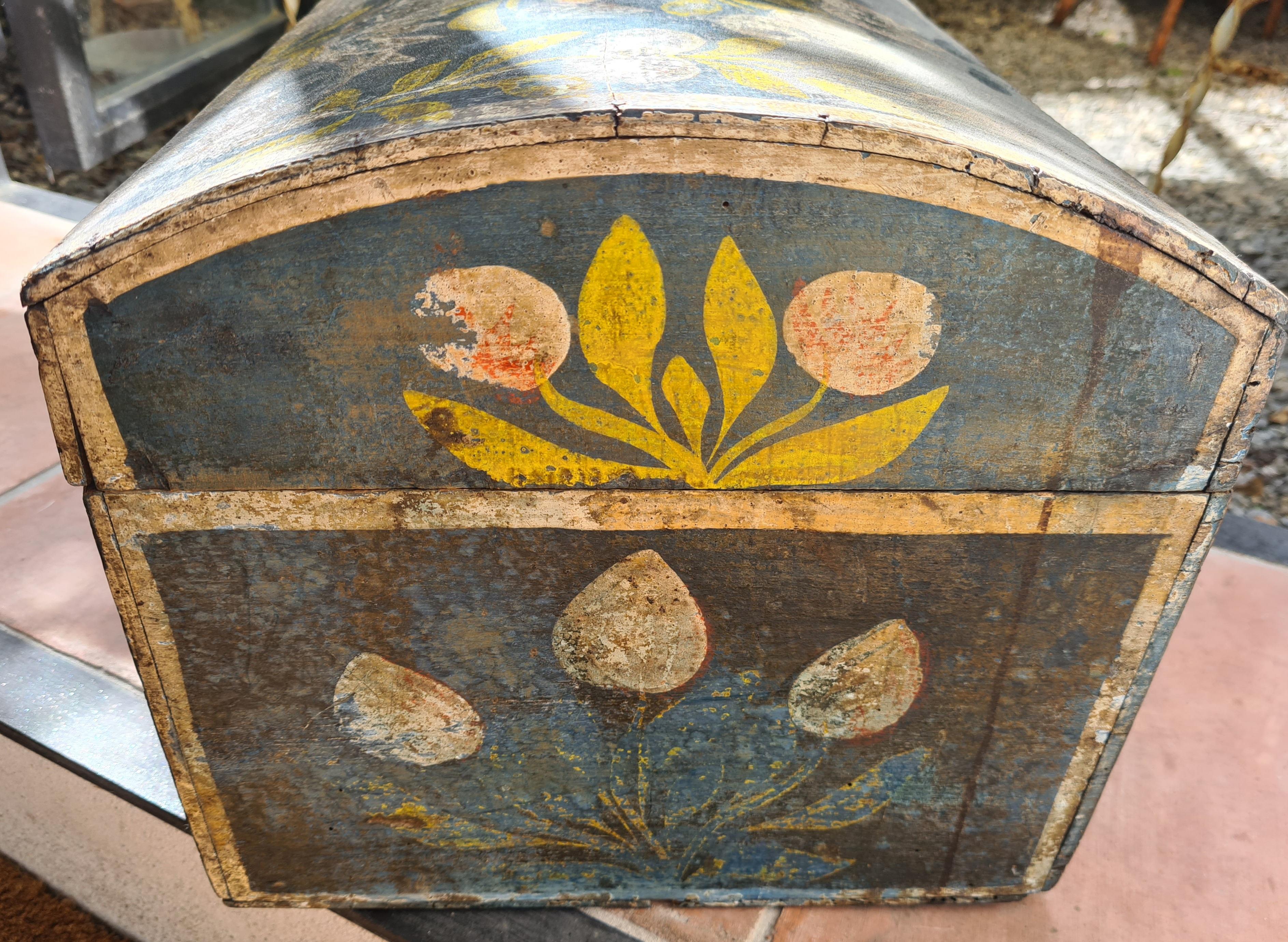 Cassapanca da sposa in legno dipinta con arte popolare europea del XIX secolo in vendita 10