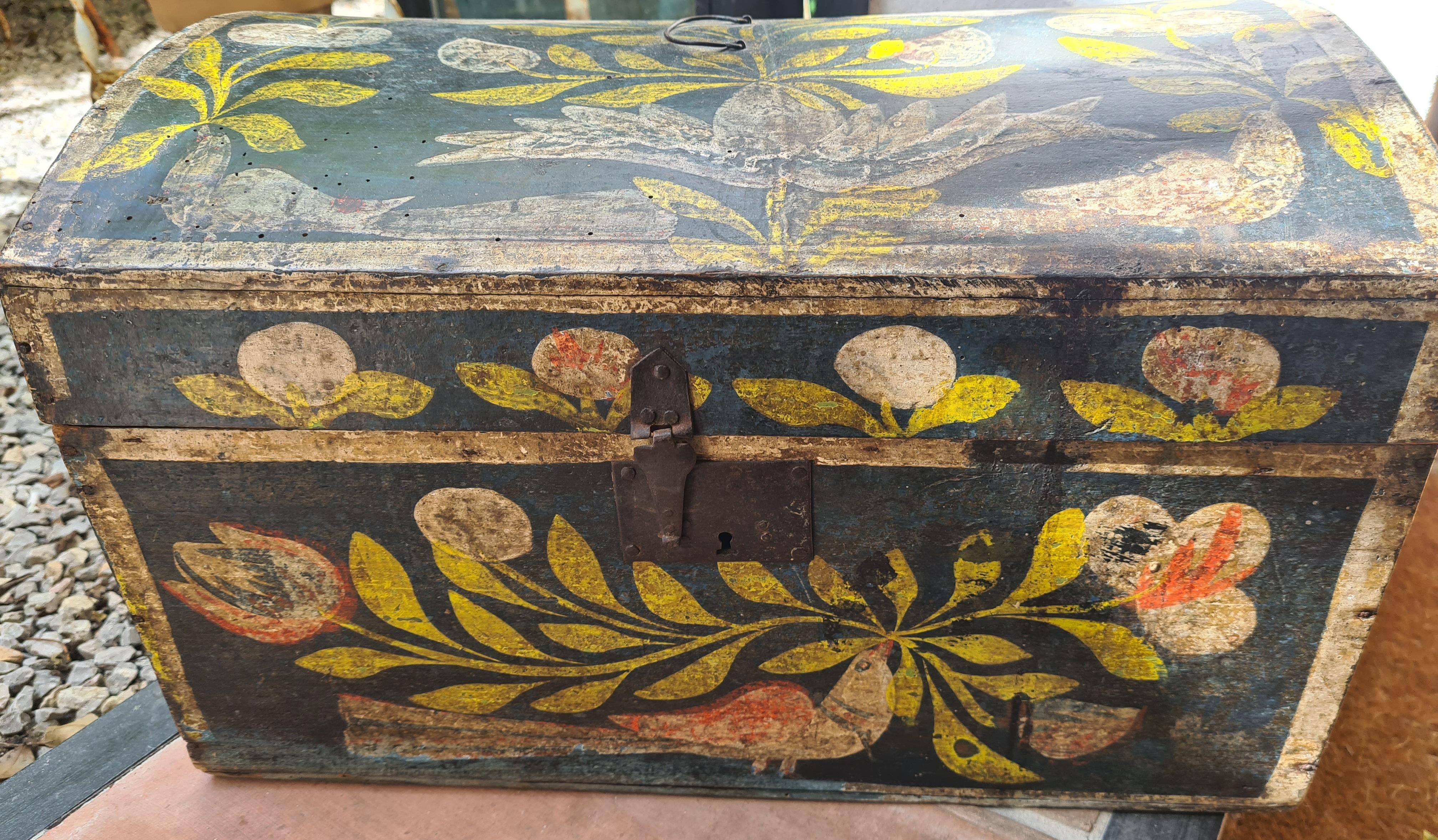 Cassapanca da sposa in legno dipinta con arte popolare europea del XIX secolo in vendita 9