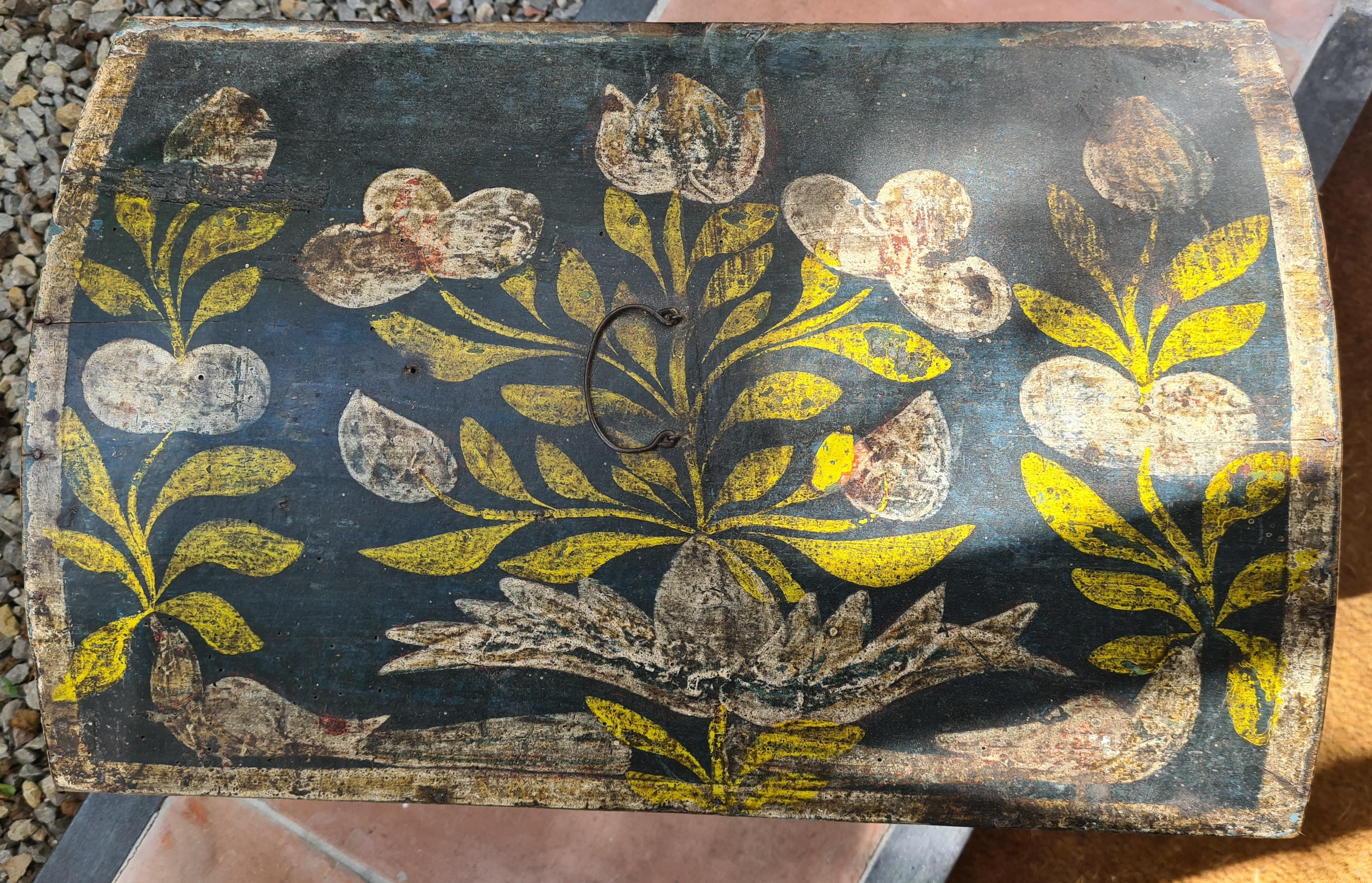 Cassapanca da sposa in legno dipinta con arte popolare europea del XIX secolo in vendita 8
