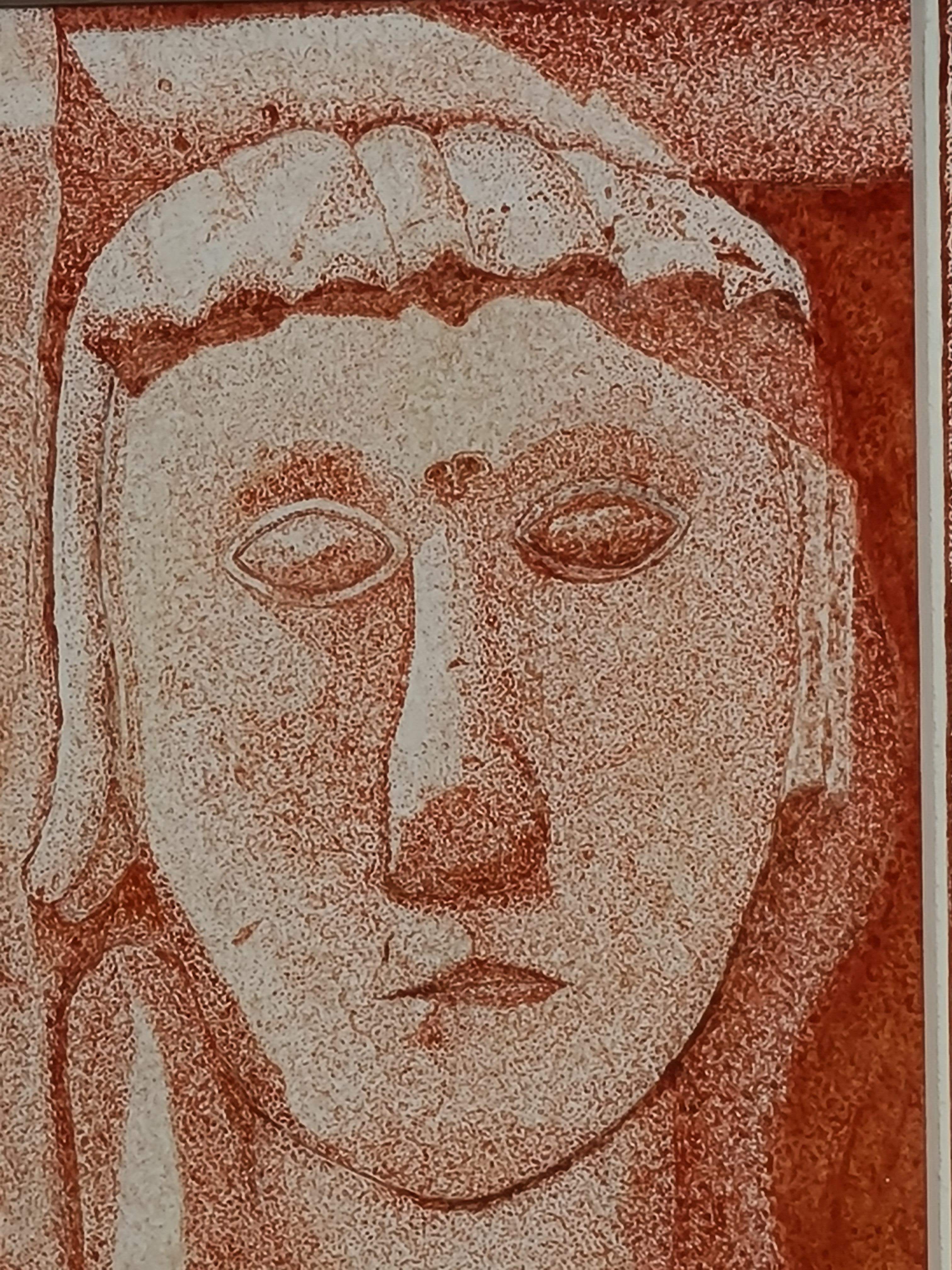Disegno ad acquerello, gouache e inchiostro a colori sanguigni di una testa stilizzata con intricati motivi floreali e di testa sul supporto disegnato a mano. L'opera è firmata in basso a destra 