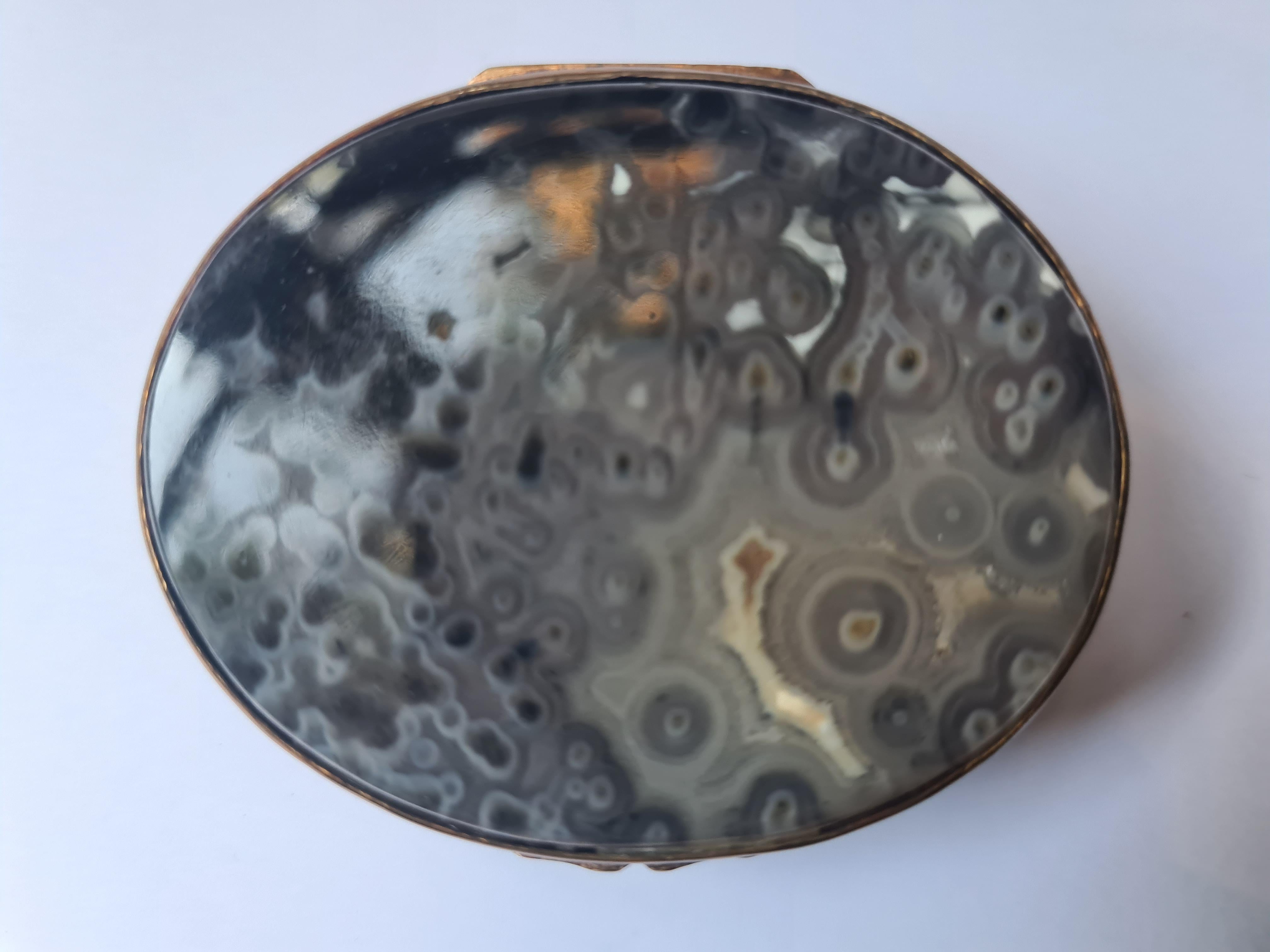 Boîte ovale en agate du XIXe siècle, avec des montures en vermeil finement gravées à la machine, en Pomponne, alliage mis au point par deux orfèvres, Turgot et Daumy, qui s'installèrent à l'Hôtel de Pomponne, rue de la Verrerie, à Paris, à la fin du