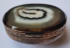 Scatola di agata ovale antica del XIX secolo con supporti dorati a pomponne.