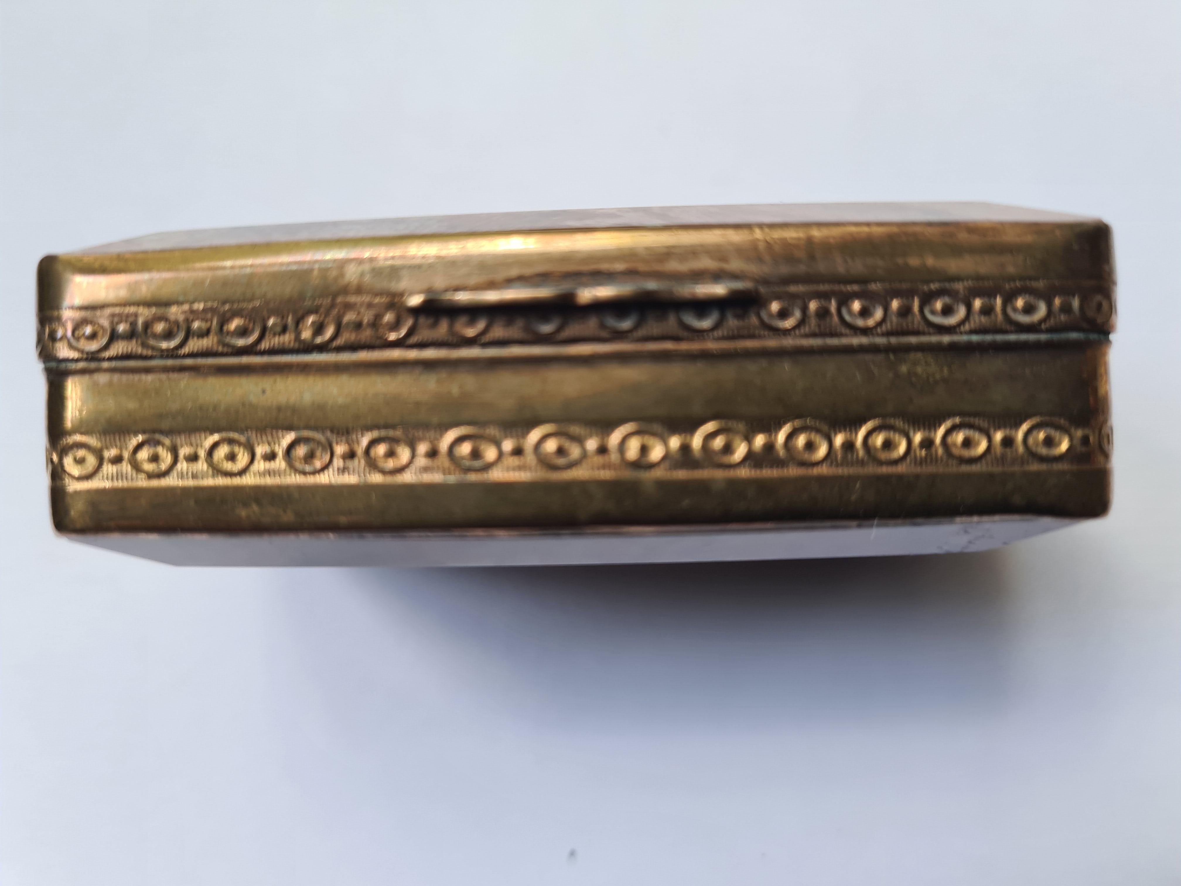 French 19th Century rectangular agate box with fine engine engraved gilt mounts in gilt brass or  Pomponne which is an alloy developed by two goldsmiths, Turgot and Daumy, who set up shop at the Hôtel de Pomponne on Rue de la Verrerie in Paris at