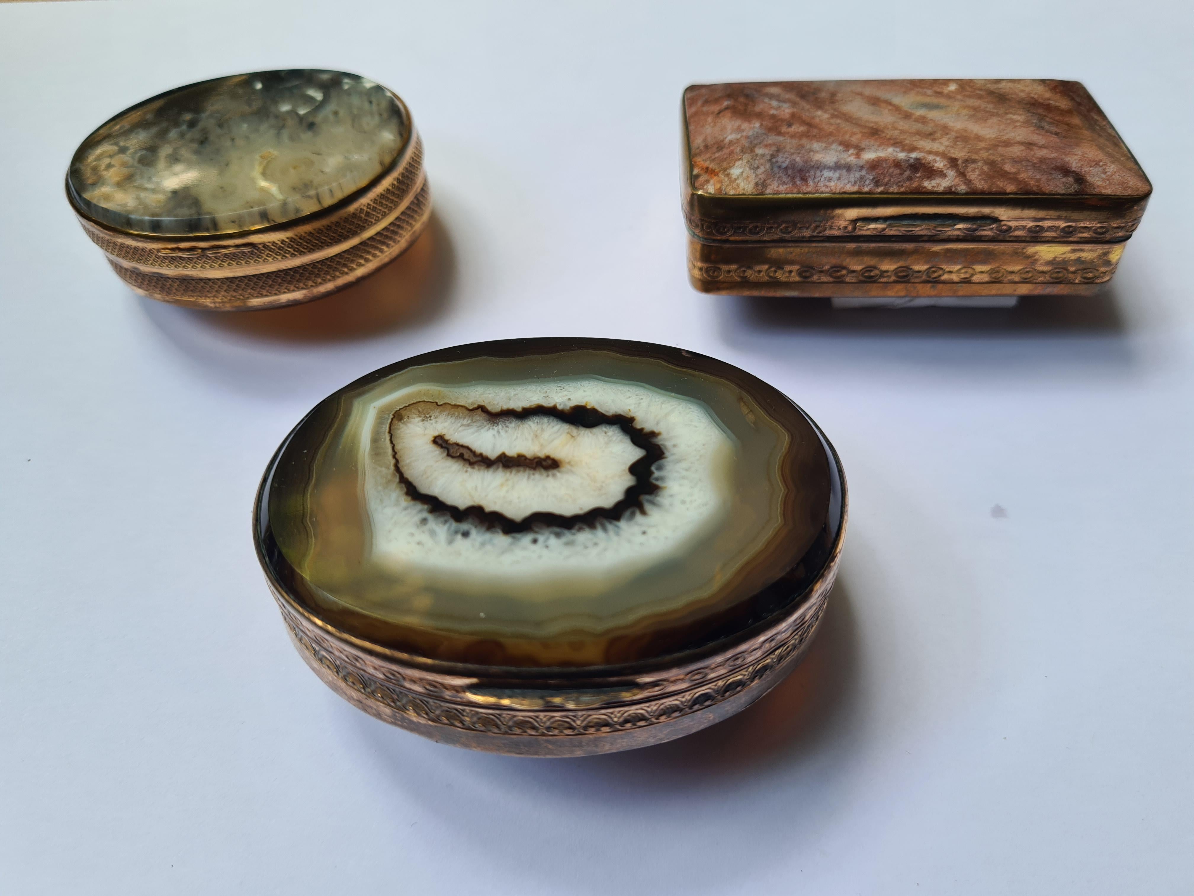3 boîtes en agate avec montures Pomponne dorées, anciennes, 19ème siècle