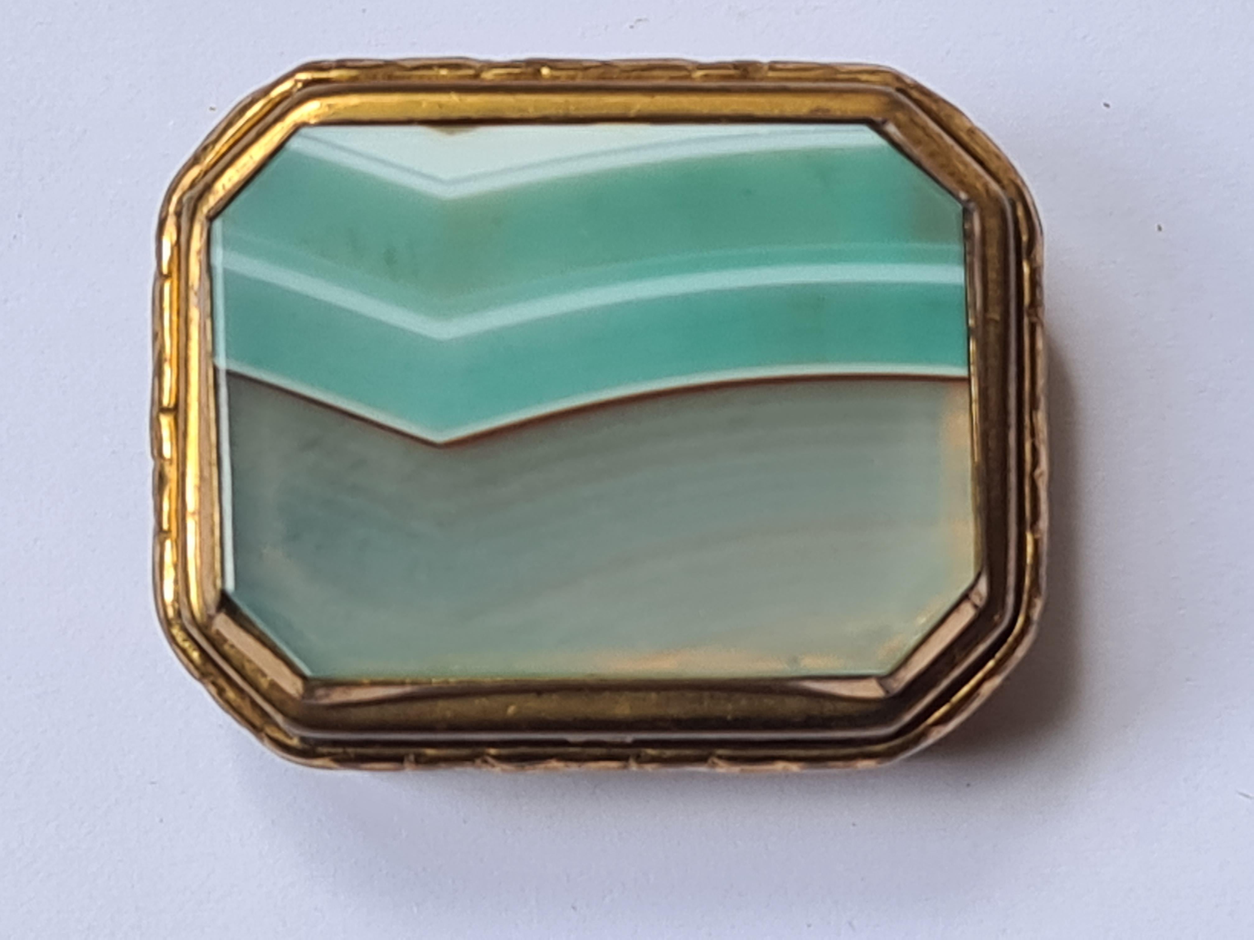 Boîte en agate avec montures Pomponne dorées, ancienne, 19ème siècle