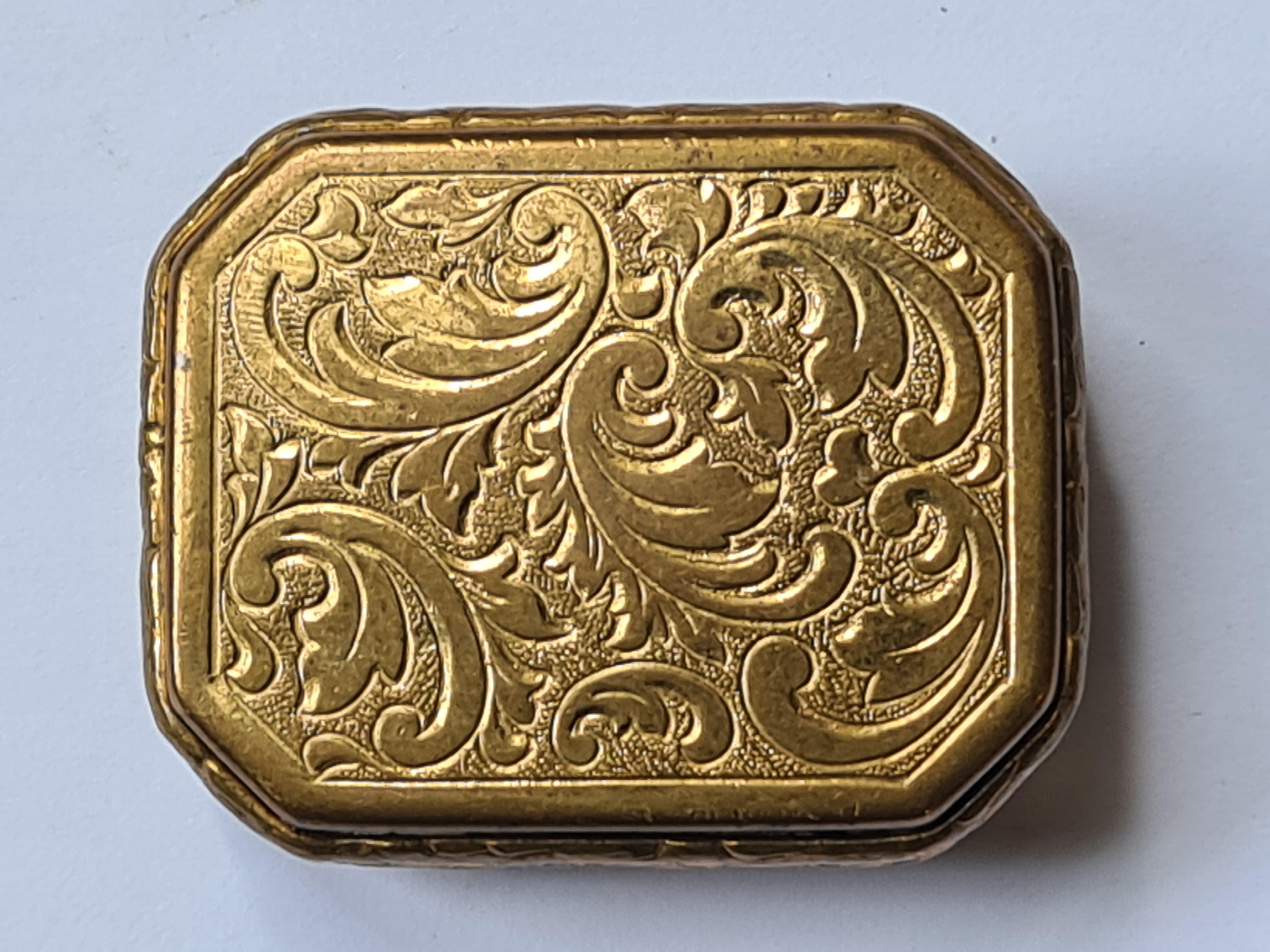 French 19th Century striated agate box with fine engine engraved gilt mounts and base, in Pomponne which is an alloy developed by two goldsmiths, Turgot and Daumy, who set up shop at the Hôtel de Pomponne on Rue de la Verrerie in Paris at the end of