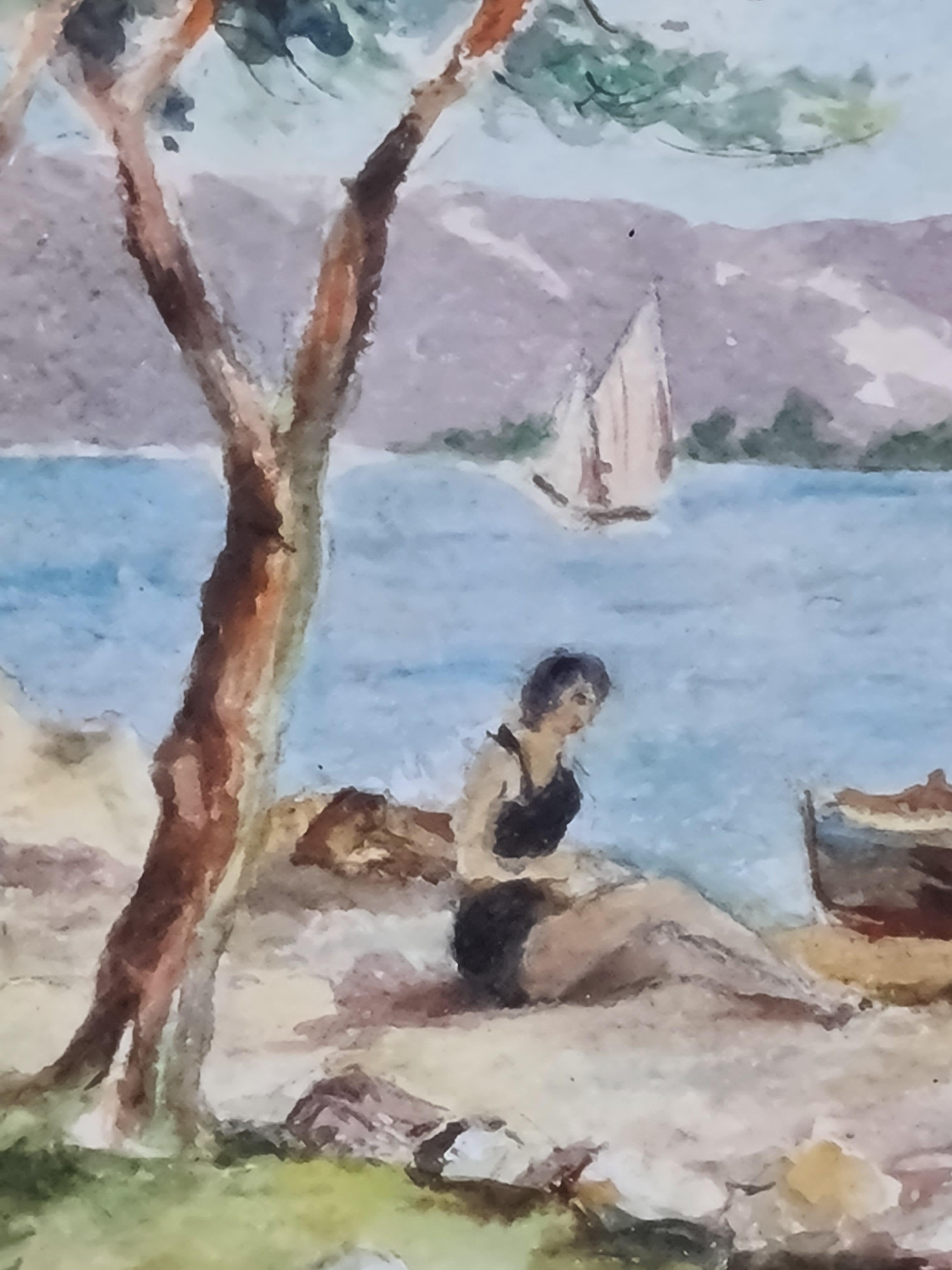 Una giornata in spiaggia, acquerello francese su carta di una scena di spiaggia con barche a vela di Madelaine Geoffroy. Il dipinto è firmato e dedicato in basso a destra ed è presentato in una raffinata cornice in legno patinato personalizzata con