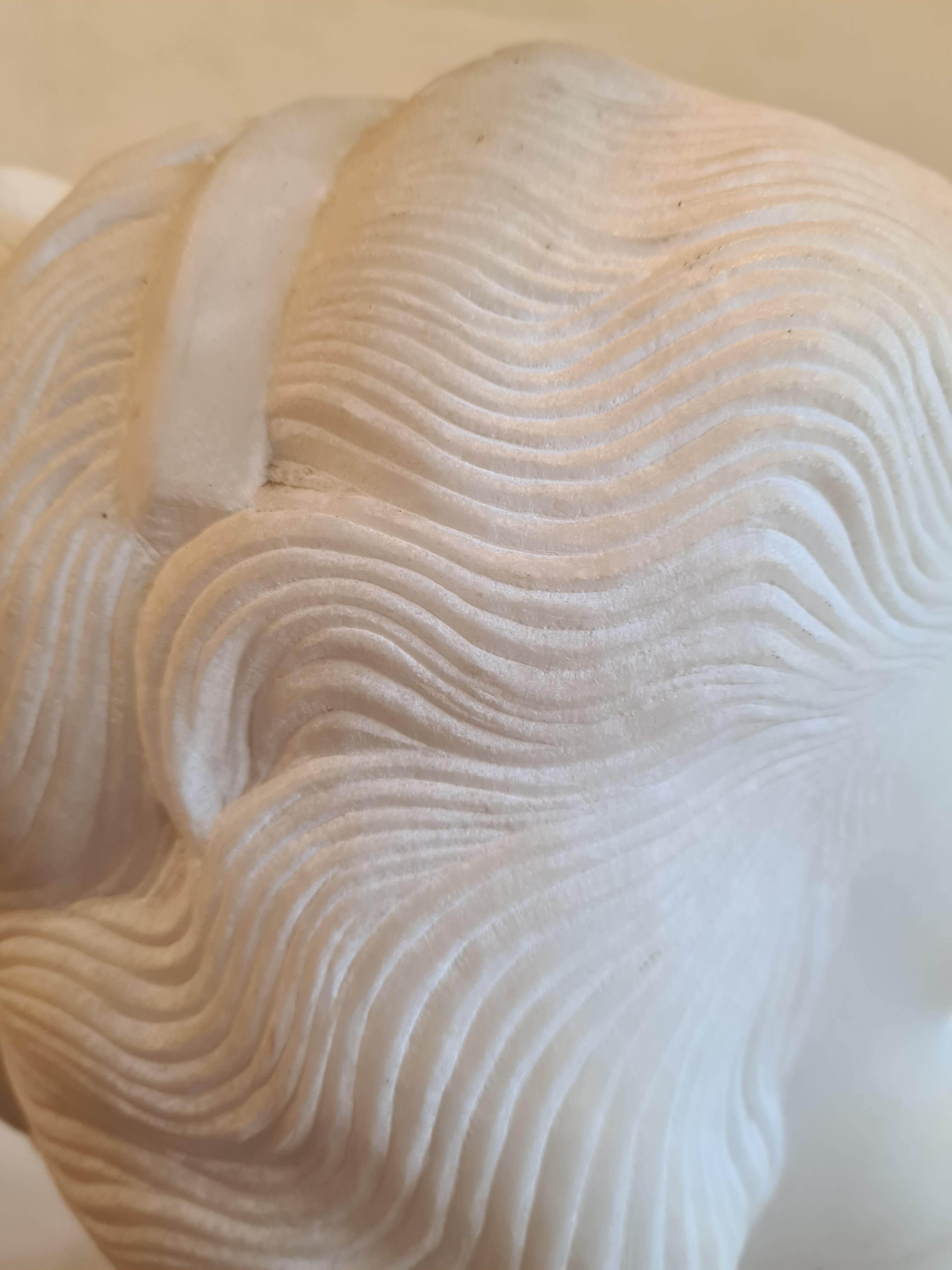 Art Déco Periode Große Carrara Marmor Skulptur Büste. (Braun), Figurative Sculpture, von Raymond Delamarre