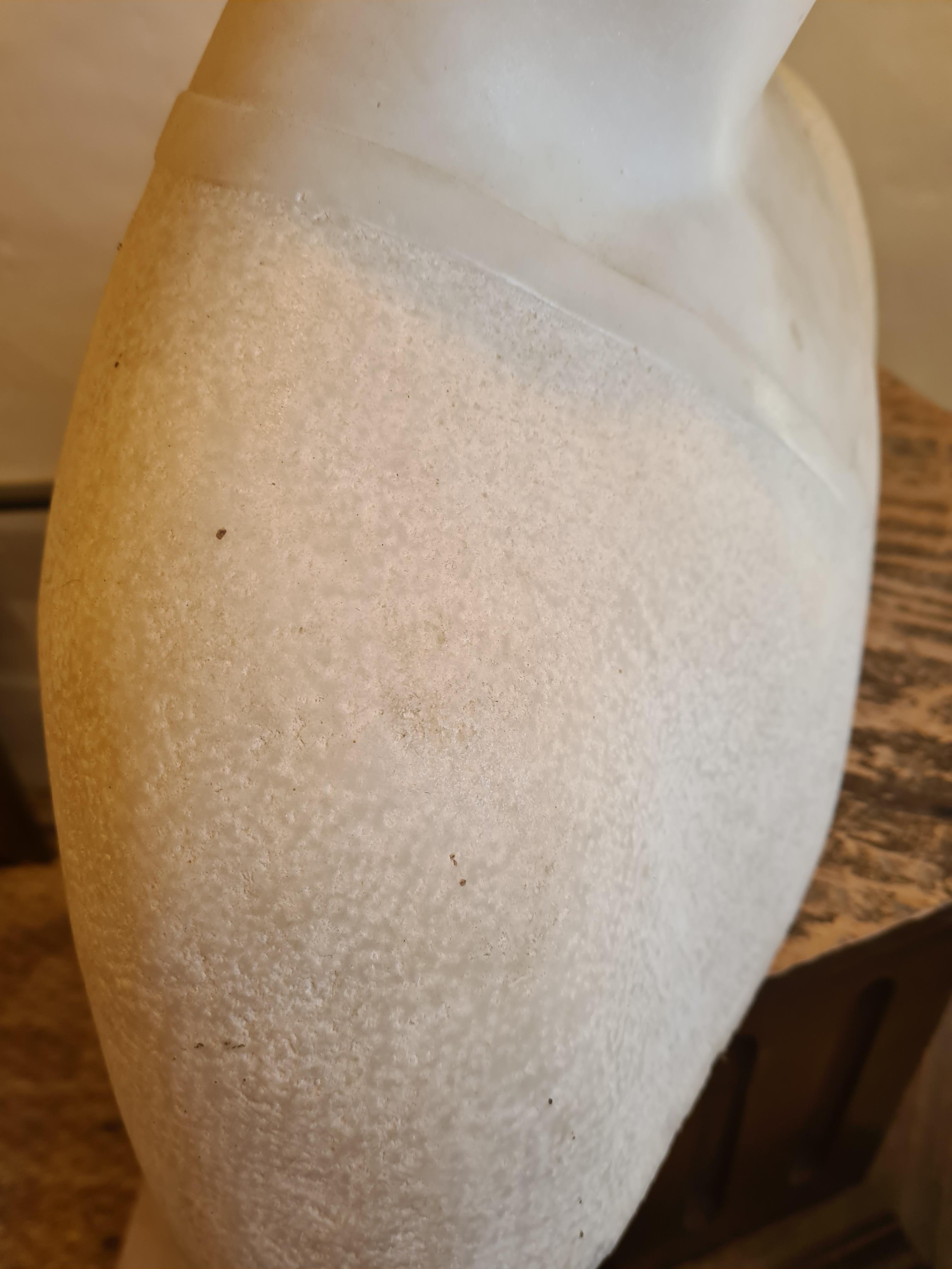Große weibliche Büste aus Carrara-Marmor aus der Zeit des Art déco von Raymond Delamarre, einem der bedeutendsten Bildhauer des Art déco seiner Zeit. Wie eine Renaissance-Prinzessin gestaltet, aber mit allen dekorativen Details der Art-Déco-Periode