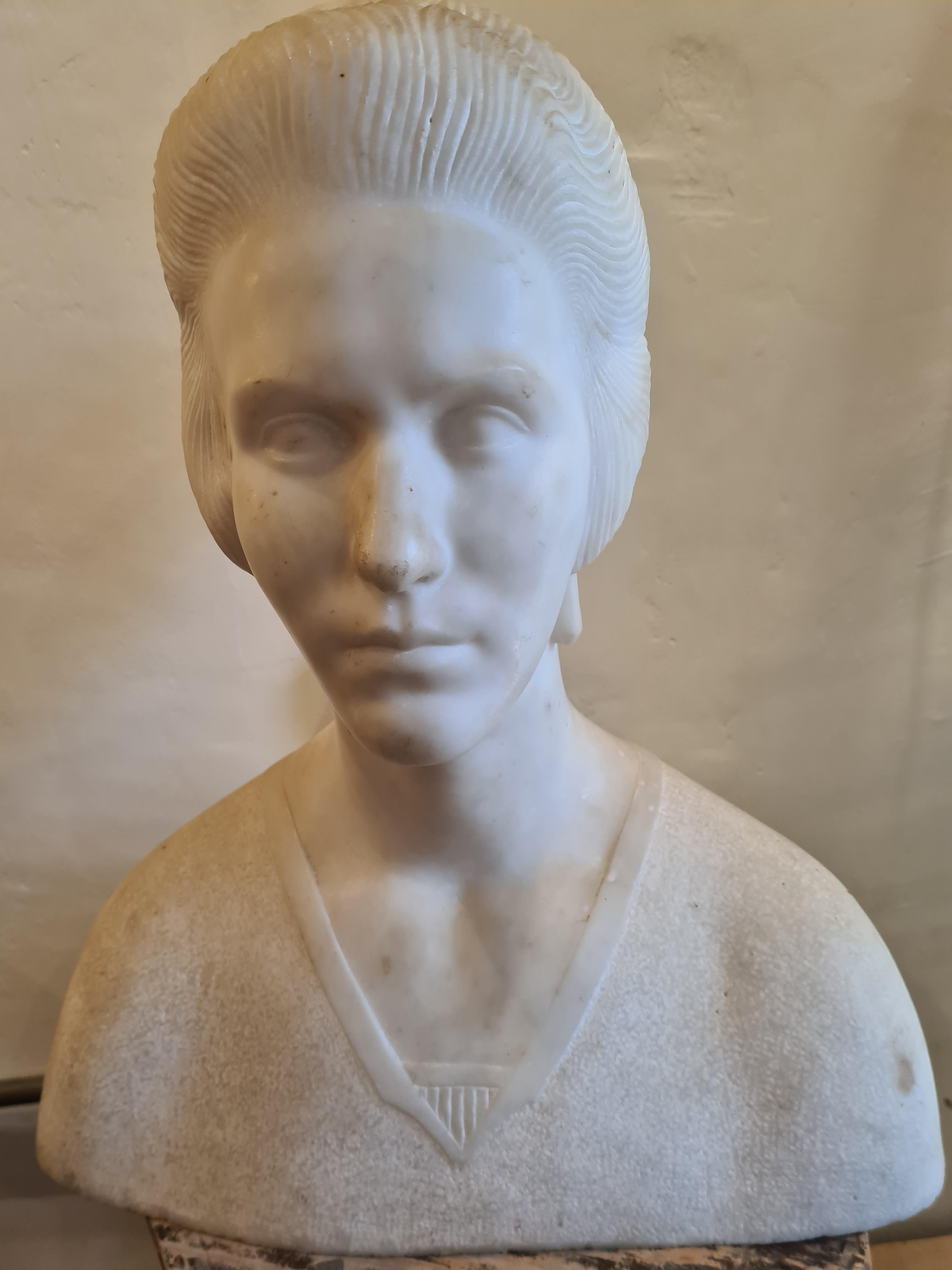Buste en marbre de Carrare d'époque Art Déco. en vente 9