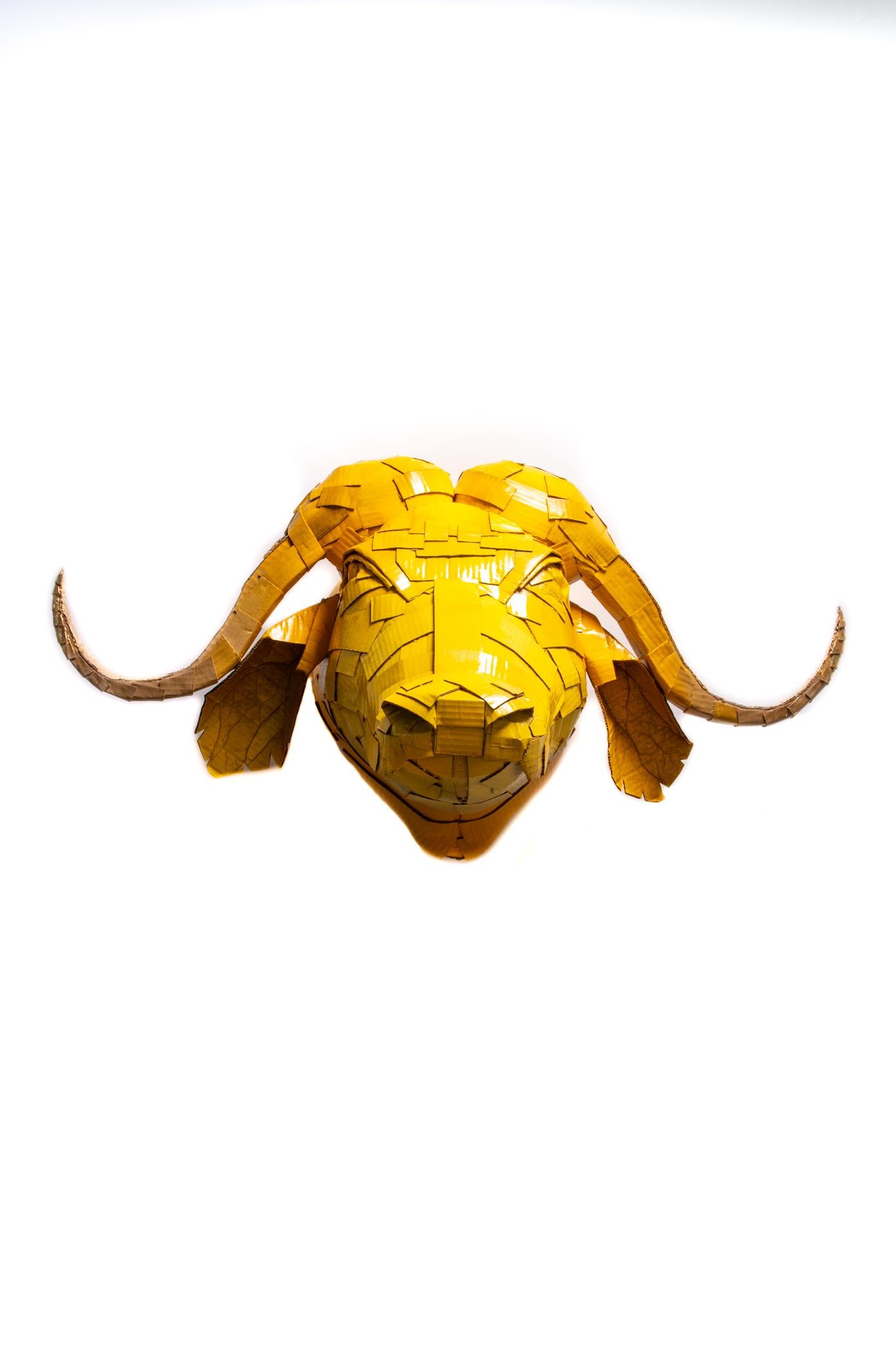 Buffalo n° 2 en jaune caramel avec détails en feuilles d'or - Contemporain Art par Justin King