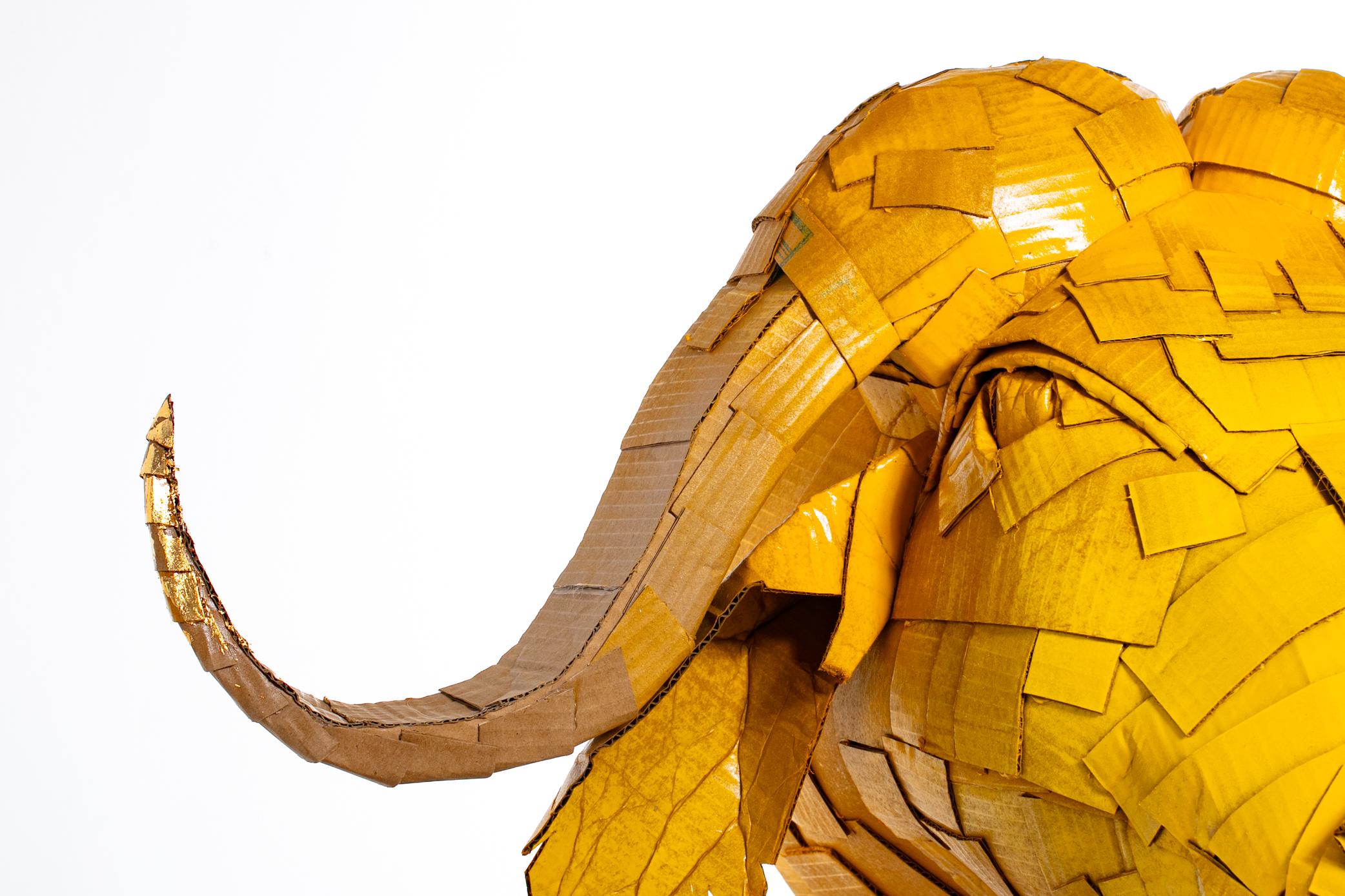 Buffalo n° 2 en jaune caramel avec détails en feuilles d'or en vente 1
