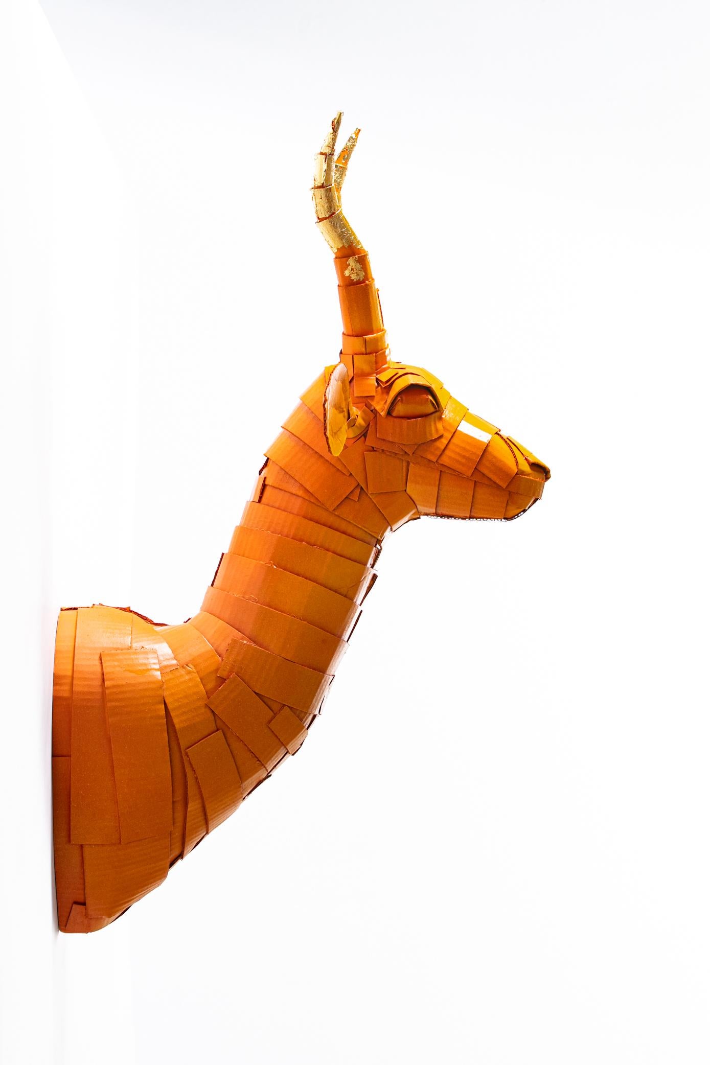 Gazelle n° 5 orange pêche avec détails en corne de feuille d'or - Contemporain Art par Justin King