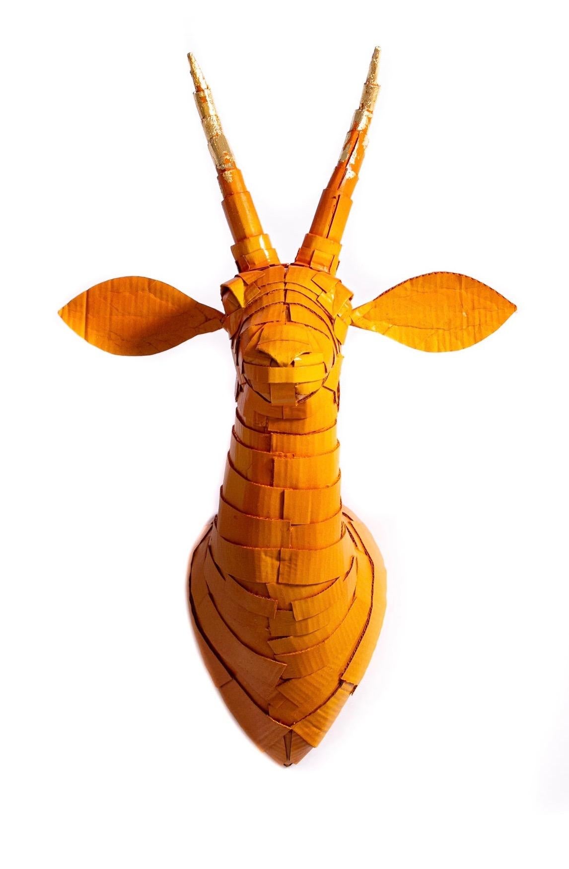 Gazelle n° 5 orange pêche avec détails en corne de feuille d'or - Art de Justin King