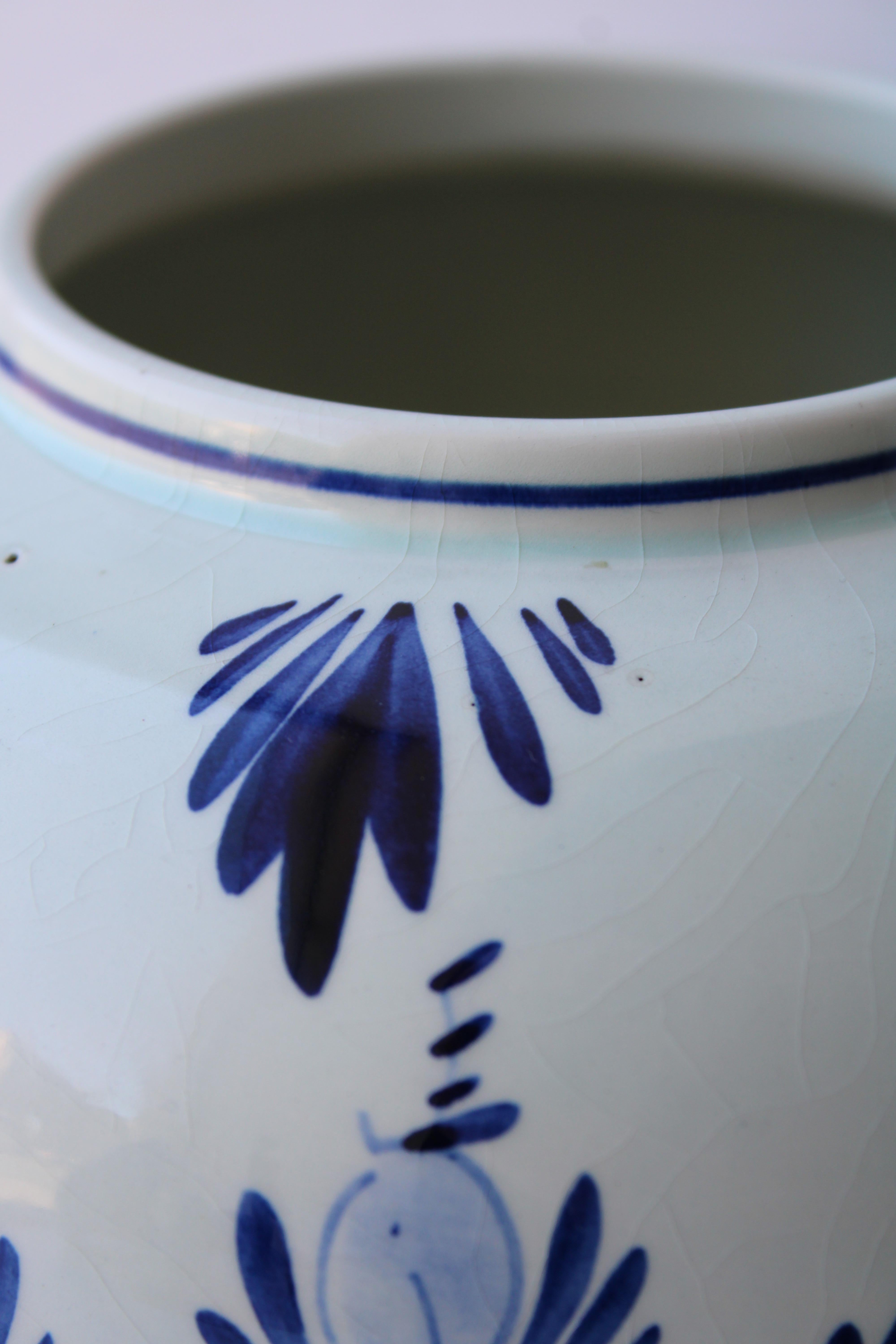 Delft blau handgemalt. Holland. Porcelain vase with windmill and flowers h 21 cm 3
