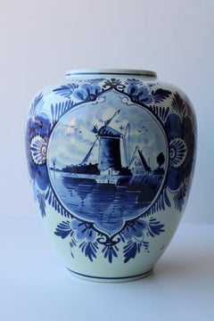 Delft blau handgemalt. Holland. Porcelain vase with windmill and flowers h 21 cm