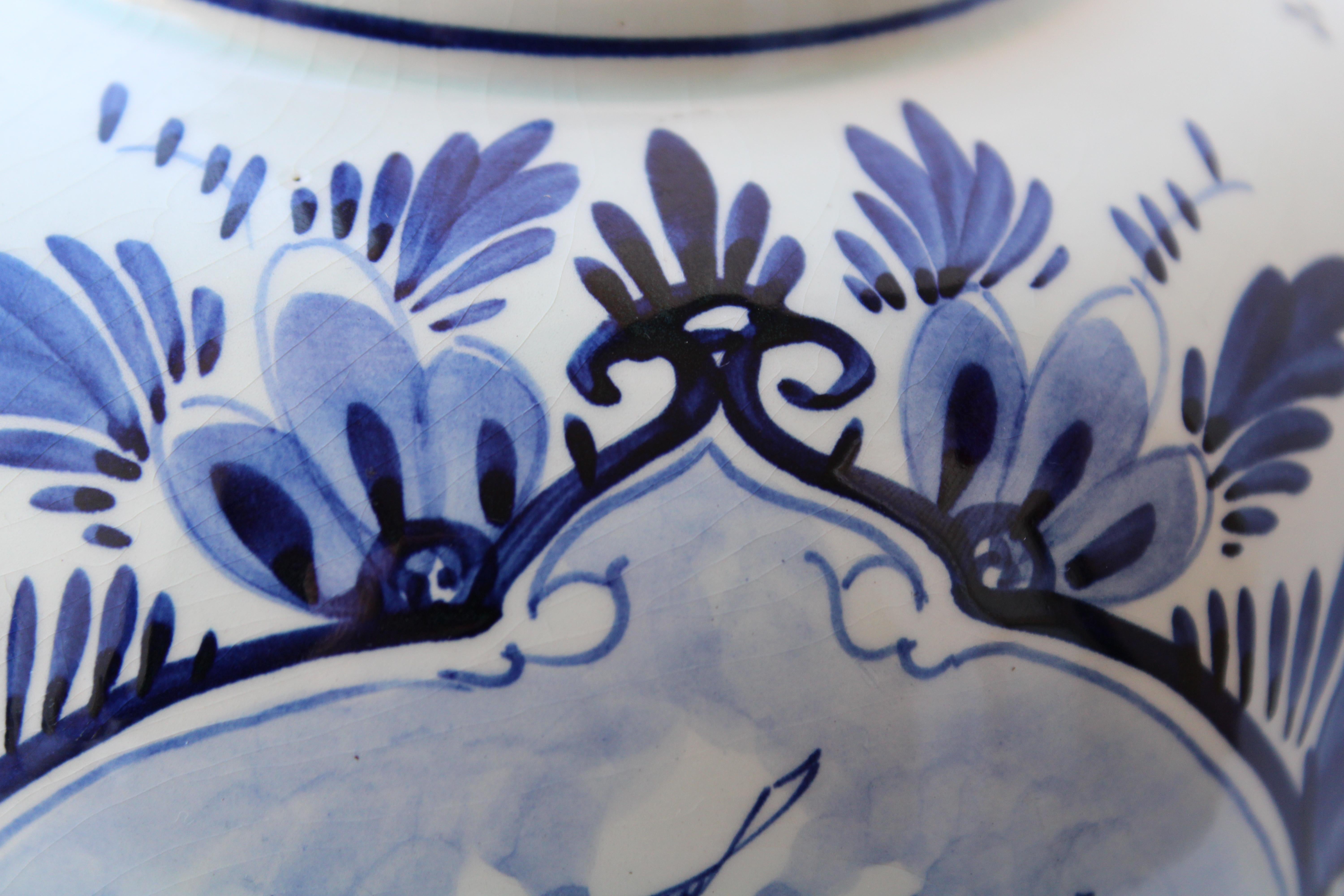 Delft blau handgemalt. Holland. Porcelain vase with windmill and flowers h 21 cm - Sculpture by Unknown