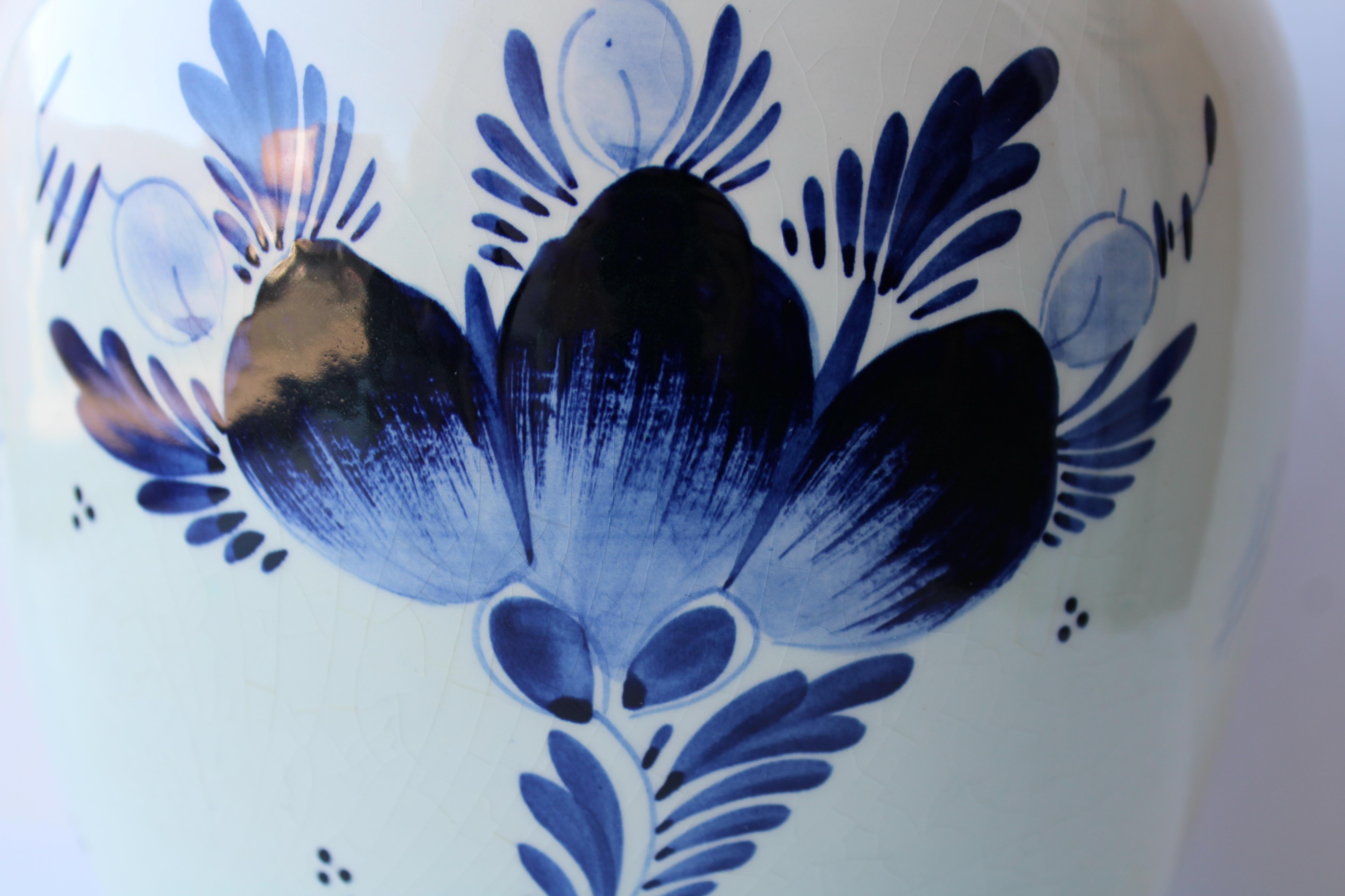 Delft blau handgemalt. Holland. Porcelain vase with windmill and flowers h 21 cm 2
