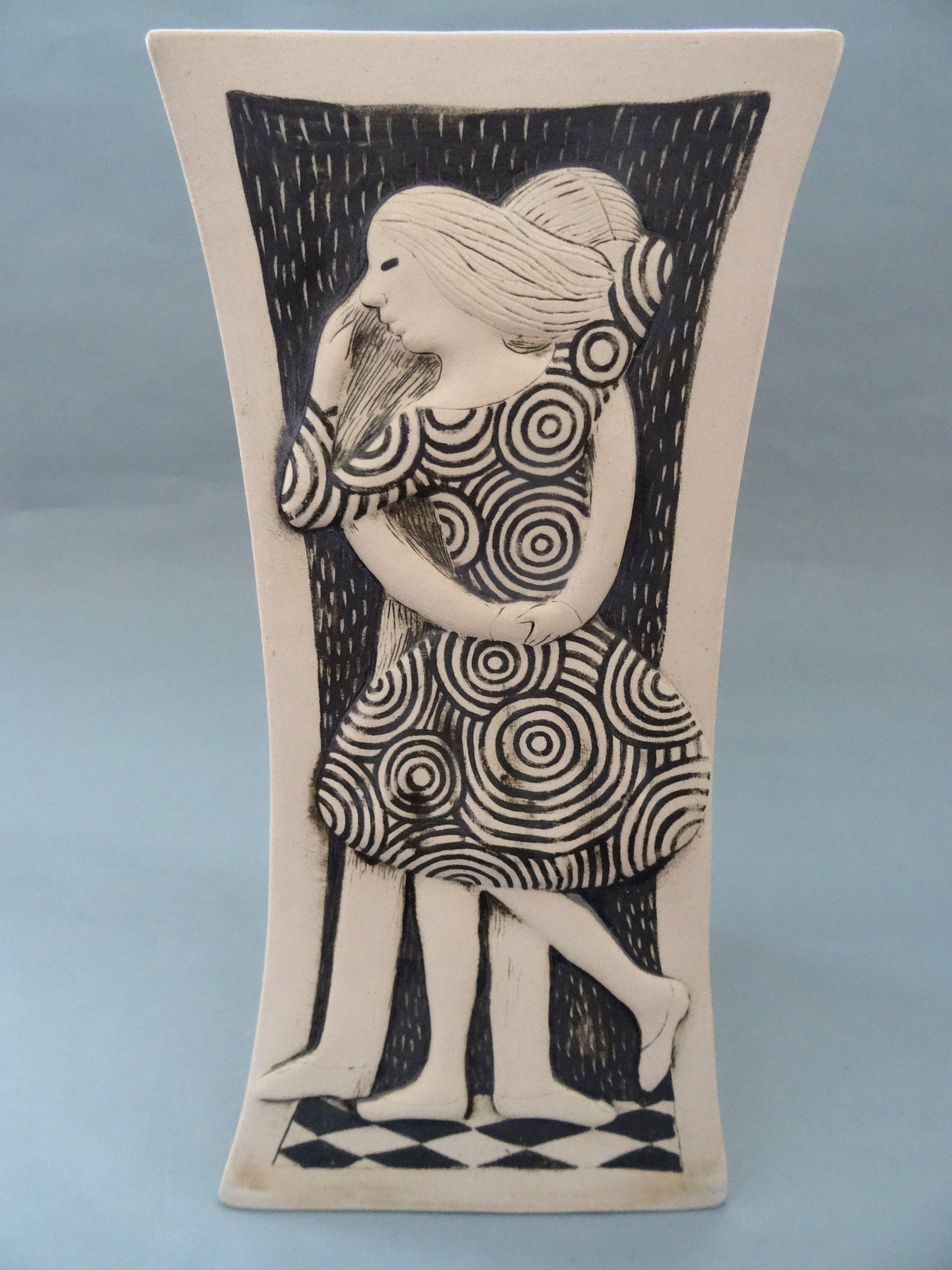 Vase carré « Couple »  2012. grès, hauteur 28,5 cm - Moderne Sculpture par Inese Margevica 
