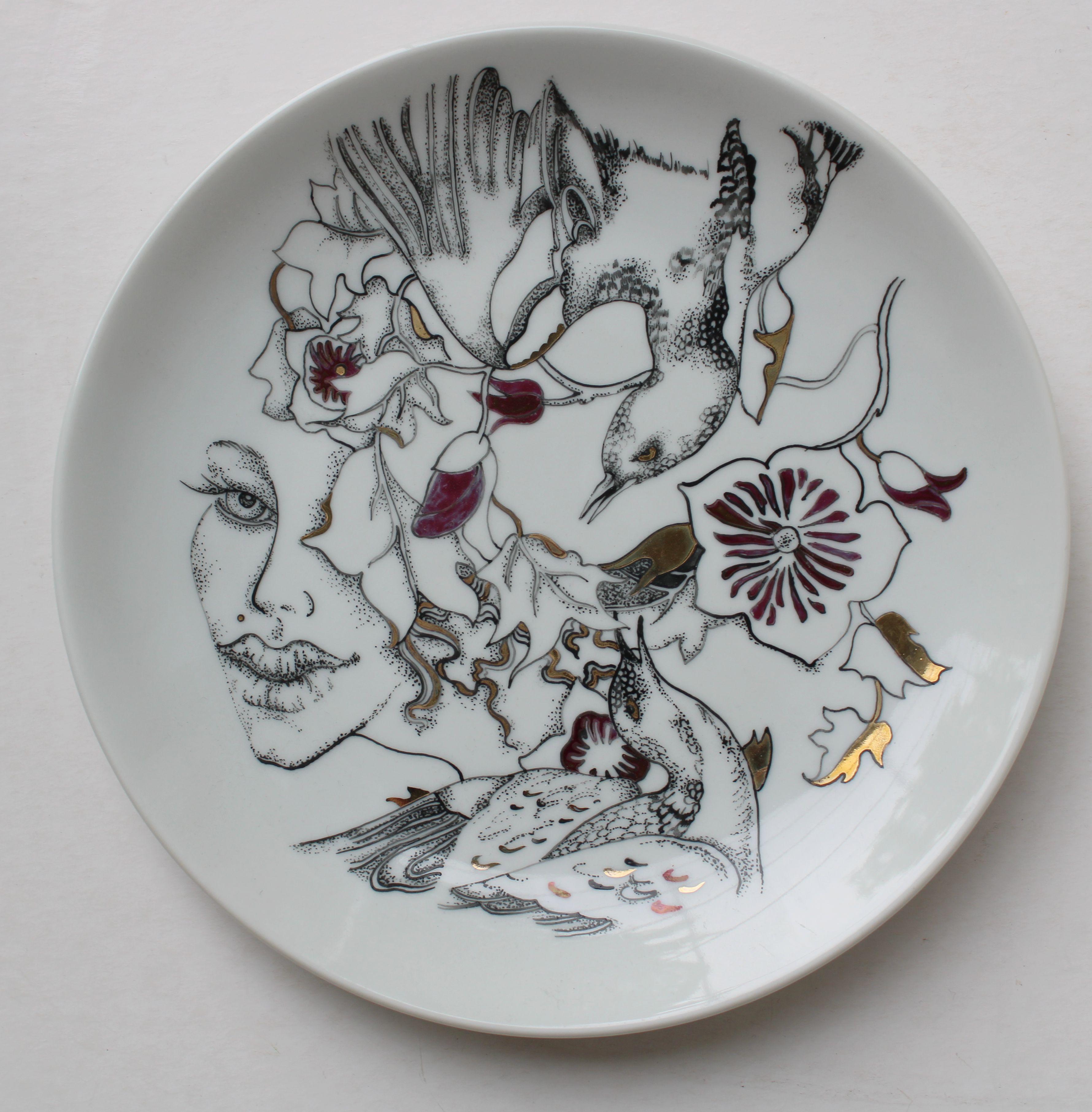 Oiseaux  Assiette en porcelaine peinte, diamètre 20,5 cm, 2009, - Sculpture de Ieva Liepina