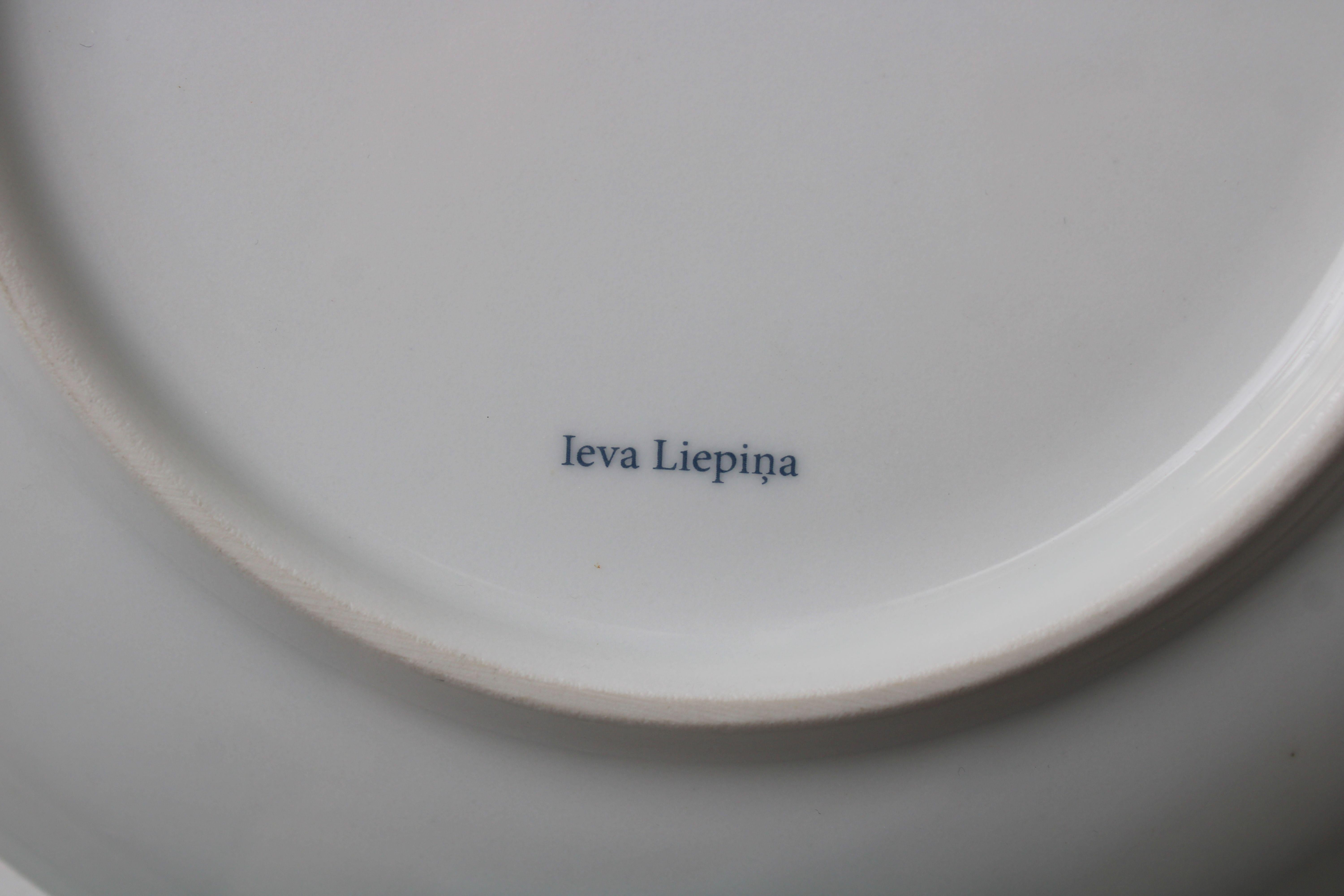 Oiseaux  Assiette en porcelaine peinte, diamètre 20,5 cm, 2009, - Surréalisme Sculpture par Ieva Liepina