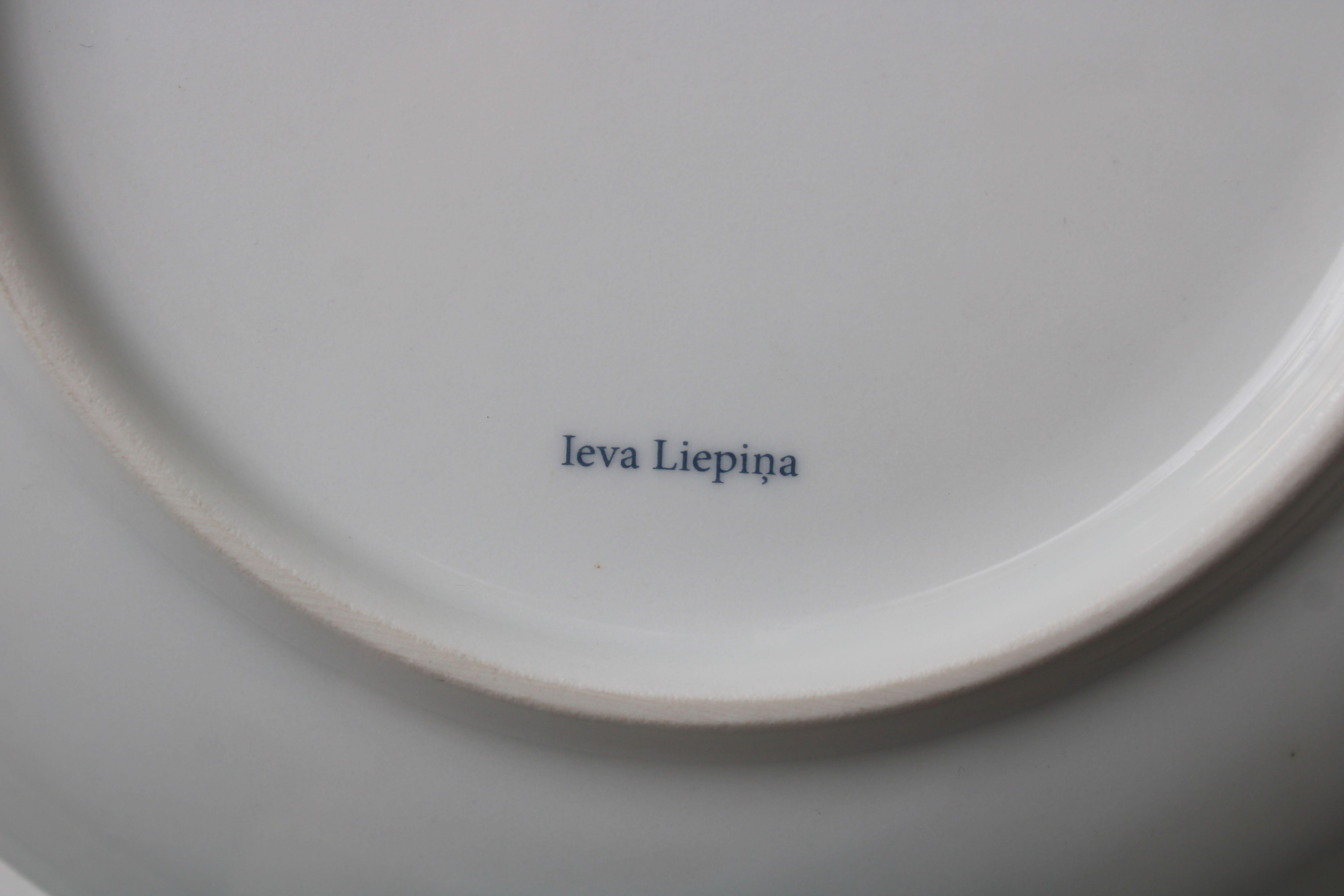 Oiseaux  Assiette en porcelaine peinte, diamètre 20,5 cm, 2009, - Surréalisme Art par Ieva Liepina