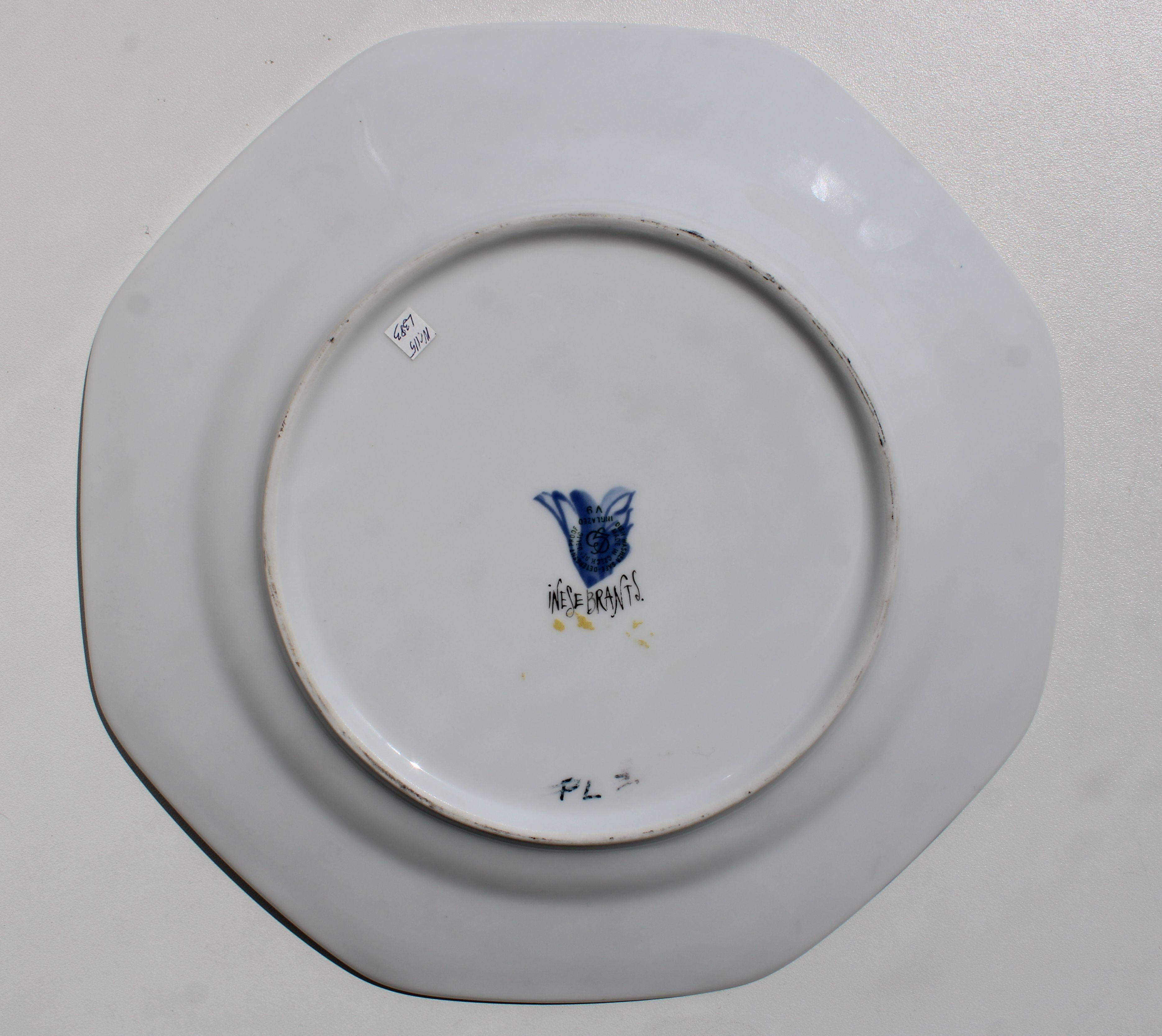 Targhe con il motivo dell'Olanda

Porcellana, diam. 31 cm

I piatti con il motivo dell'Olanda, realizzati in porcellana e con un diametro di 31 cm, sono disponibili in un set da tre. Ogni piatto presenta un disegno a vaso dipinto a mano che aggiunge