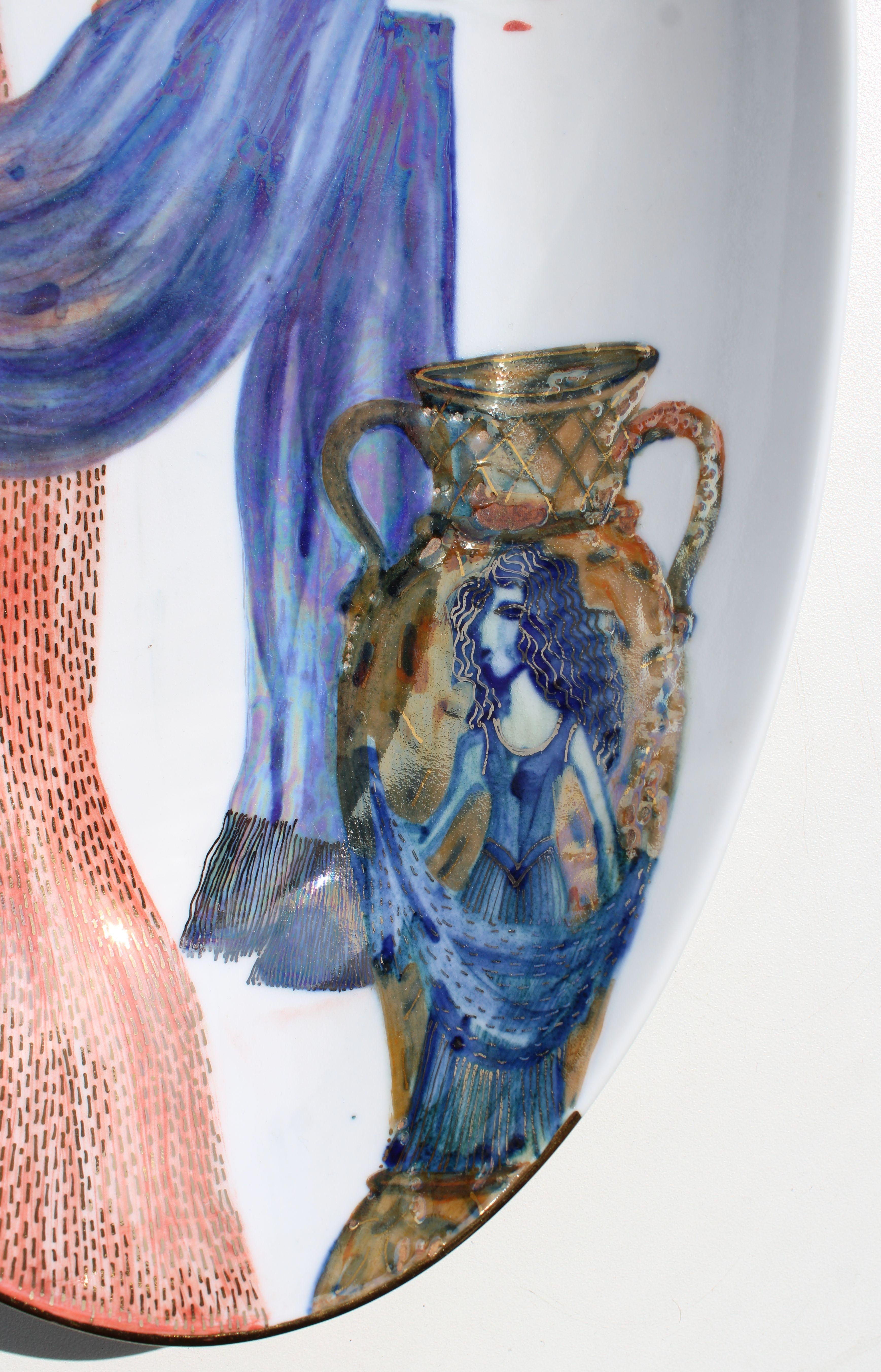 Cuenco decorativo. Una señora con pañuelo

Porcelana, 5,5x41,5x22,5 cm

La dama con pañuelo está pintada a mano en la superficie de porcelana, mostrando intrincados detalles y una hábil artesanía. El pañuelo añade elegancia y movimiento a la