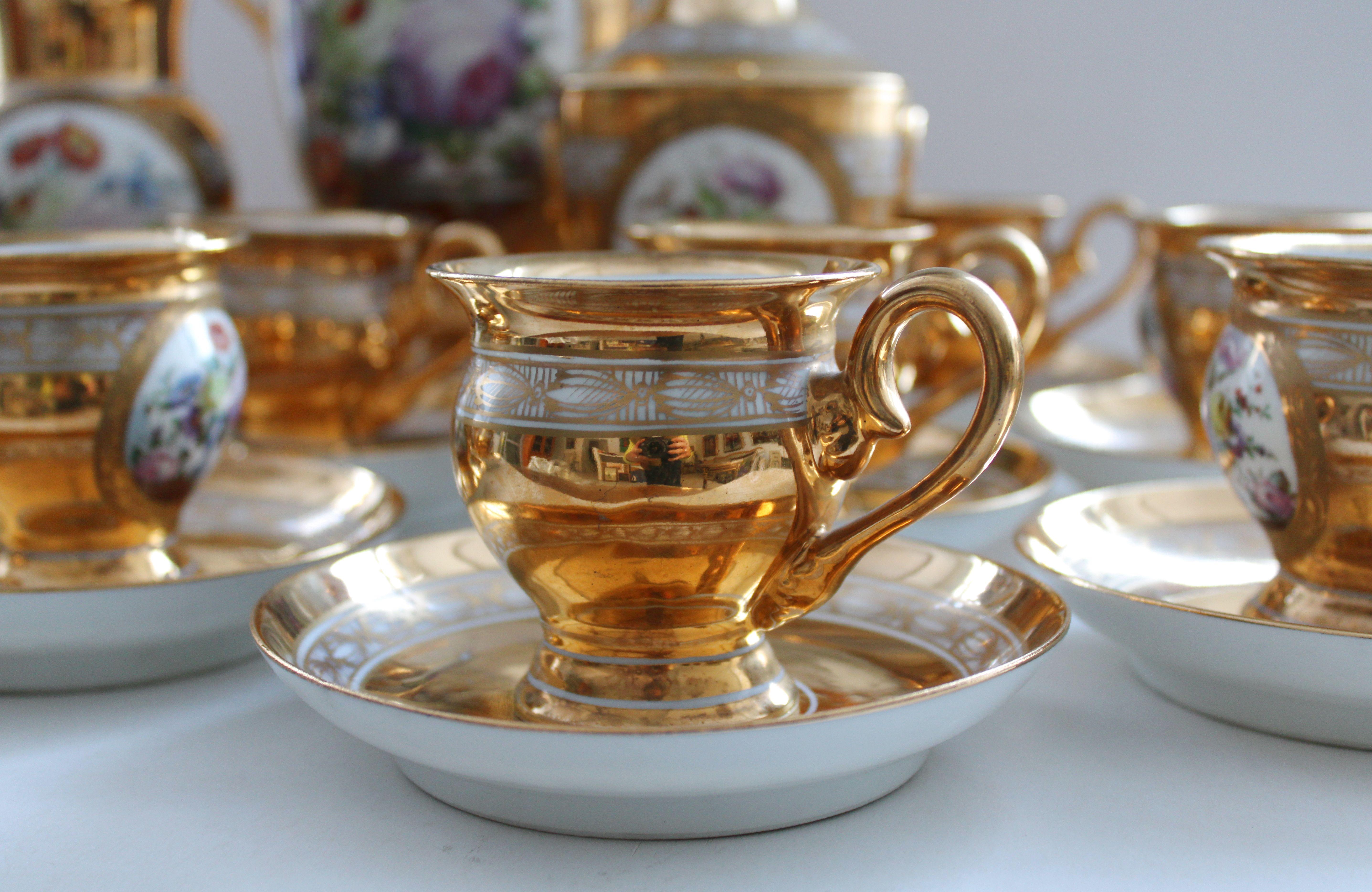 Tea Set for 12 persons 1949, porcelain, gilding, initials G.D. For Sale 4