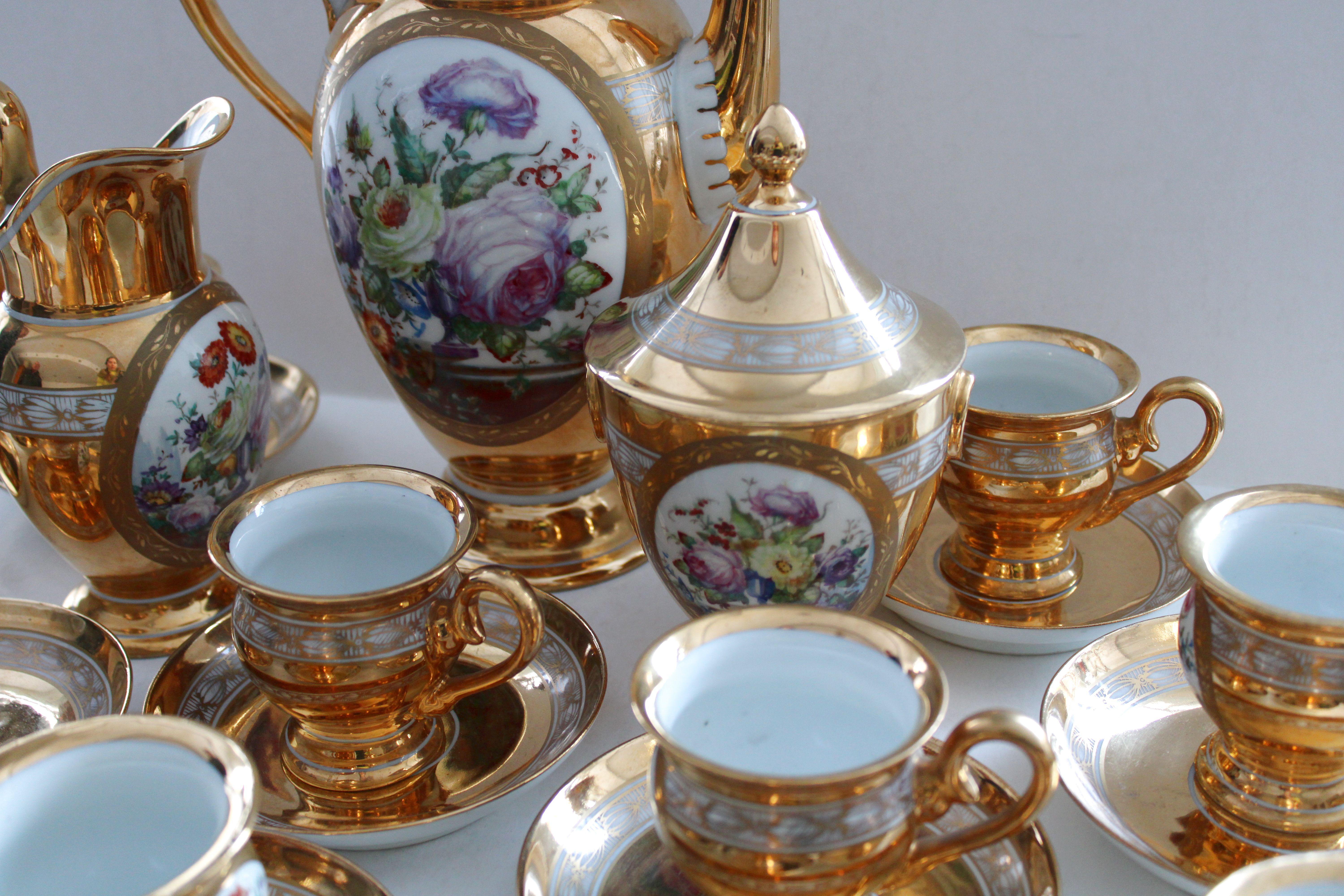 Tea Set for 12 persons 1949, porcelain, gilding, initials G.D.

Cup h 7.5 cm; d 7.3 cm
Dish with lid h 17 cm
Creamer h 18.5 cm
Teapot h 27.5 cm