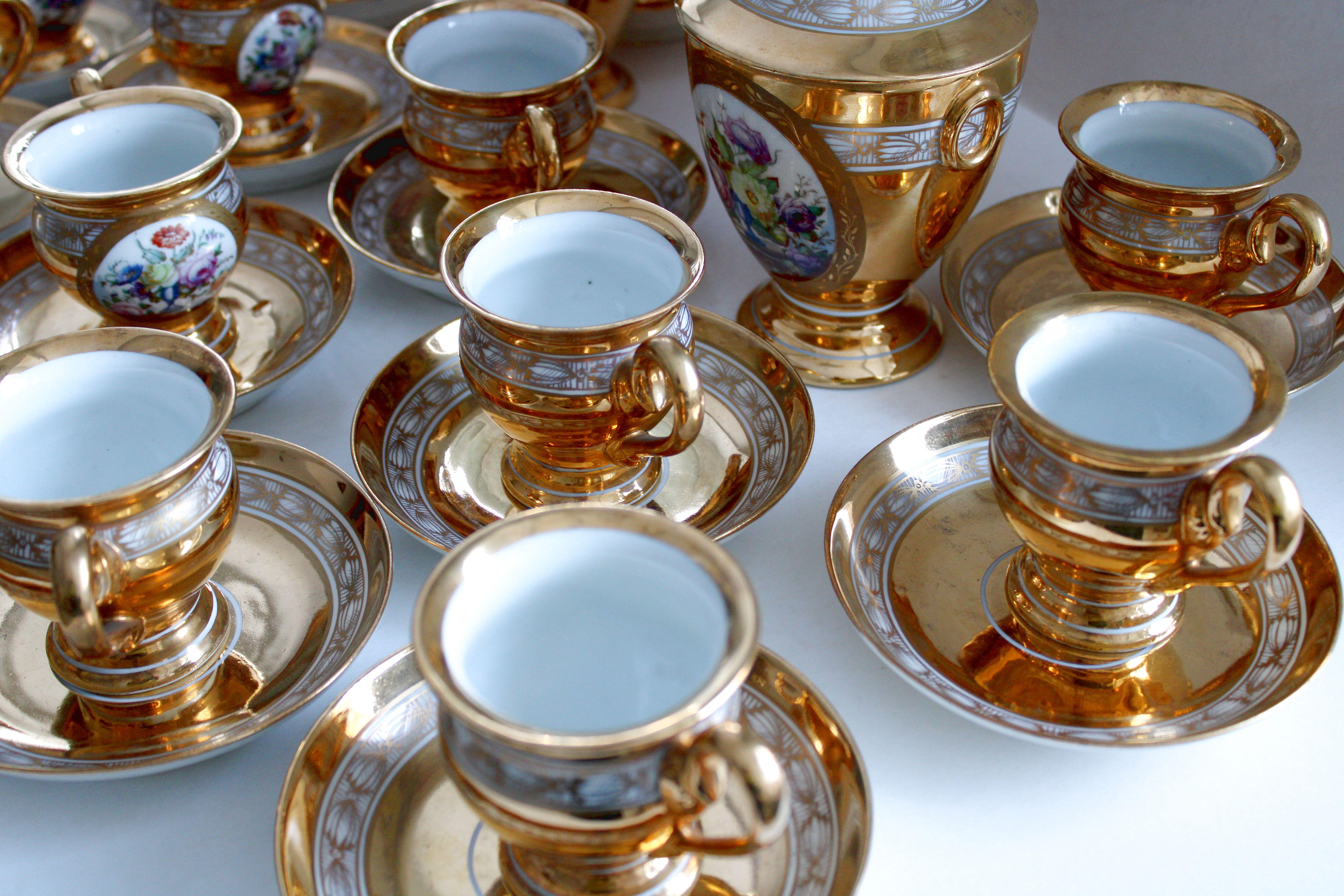 Tea Set for 12 persons 1949, porcelain, gilding, initials G.D. For Sale 6
