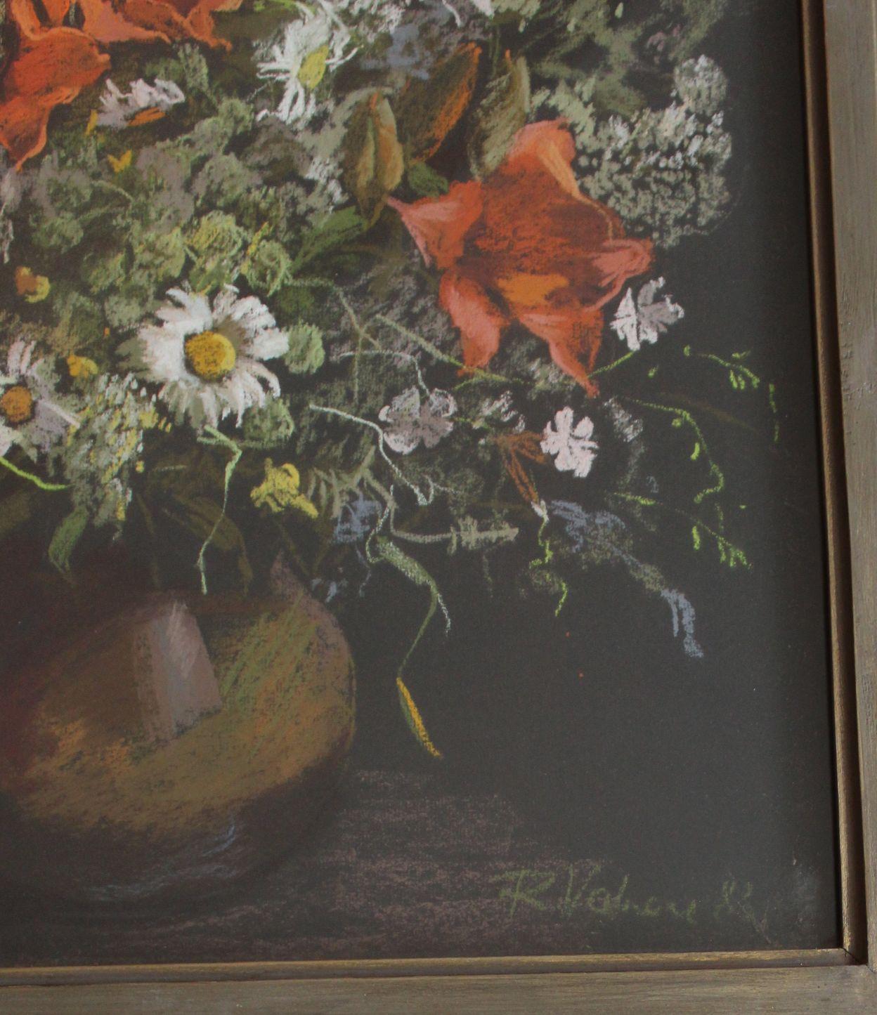 Fleurs dans un vase - Noir Still-Life par Rita Valnere