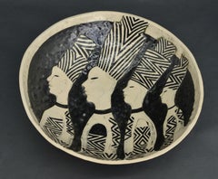 Schale mit Figuren, Weißes Steingut, H 10,5 cm; T 38 cm