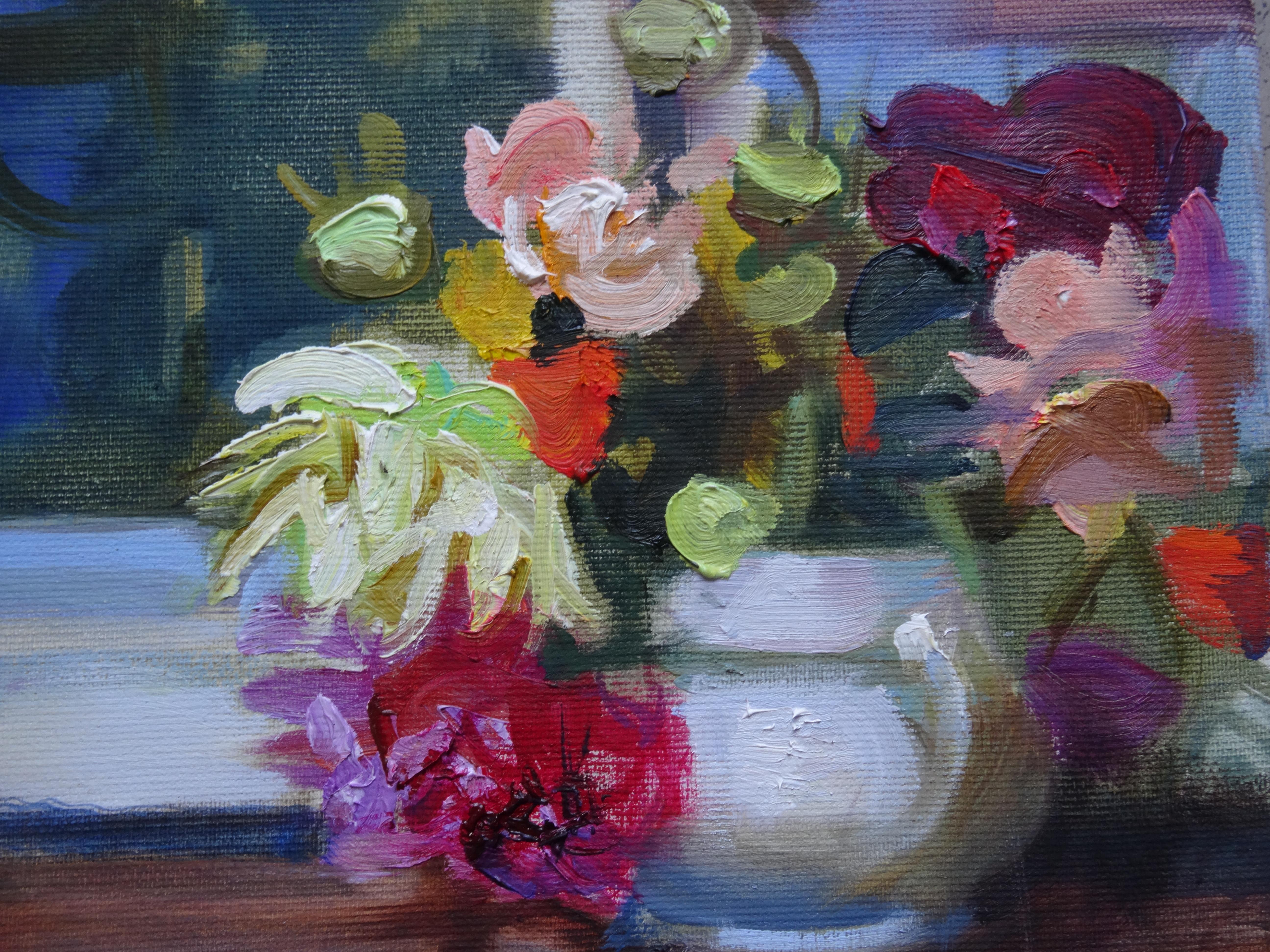 Flowers at the window (Fleurs à la fenêtre). 2020. Huile sur toile, 40x50 cm - Gris Still-Life Painting par Valery Bayda 