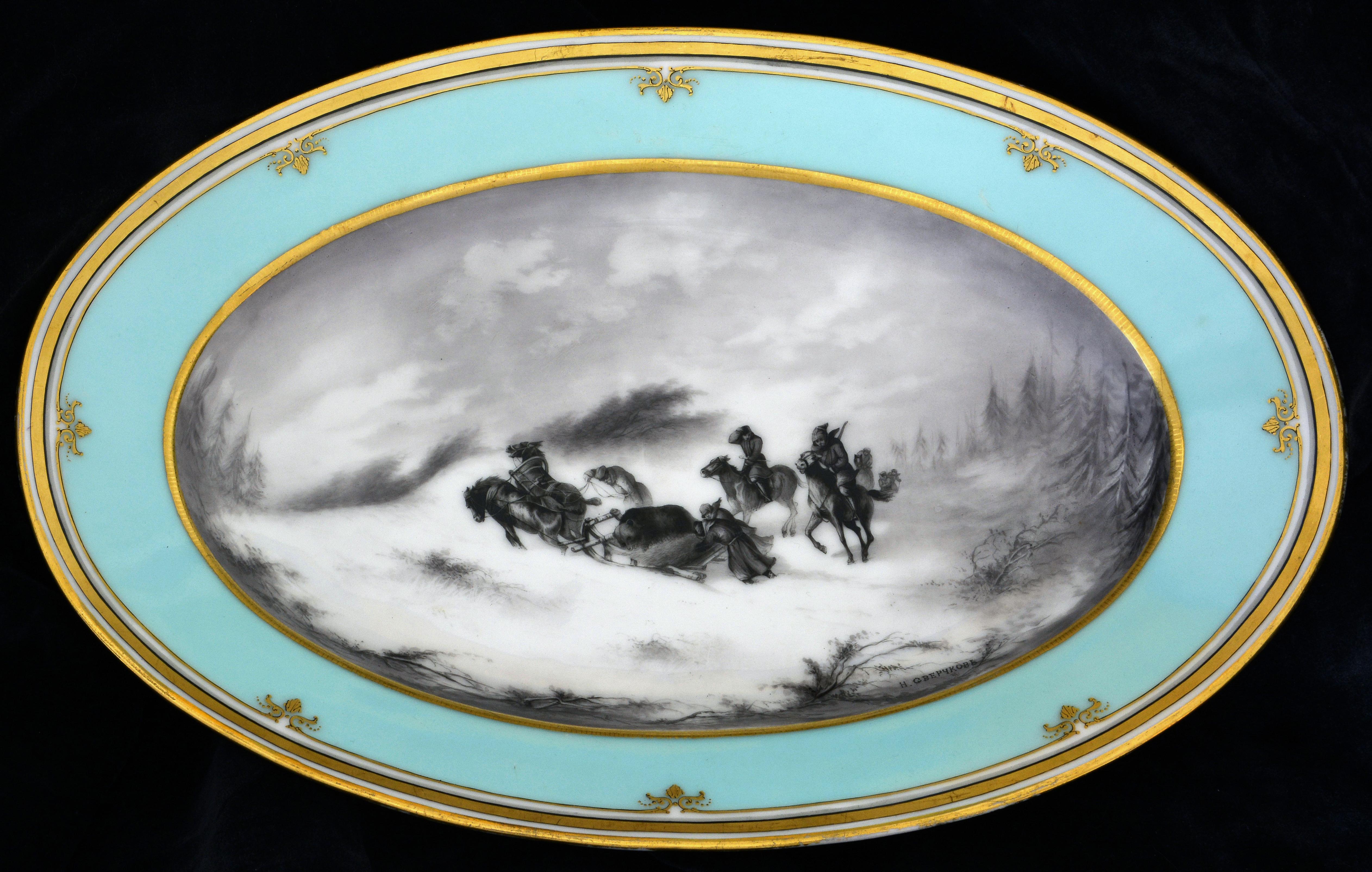 Ovaler Teller. Aus der Jagd auf einen Bären. 19. Jahrhundert. Das Porzellan ist 4,5 x 39,5 x 26 cm groß – Art von Nikolai Jegorovich Sverchkov