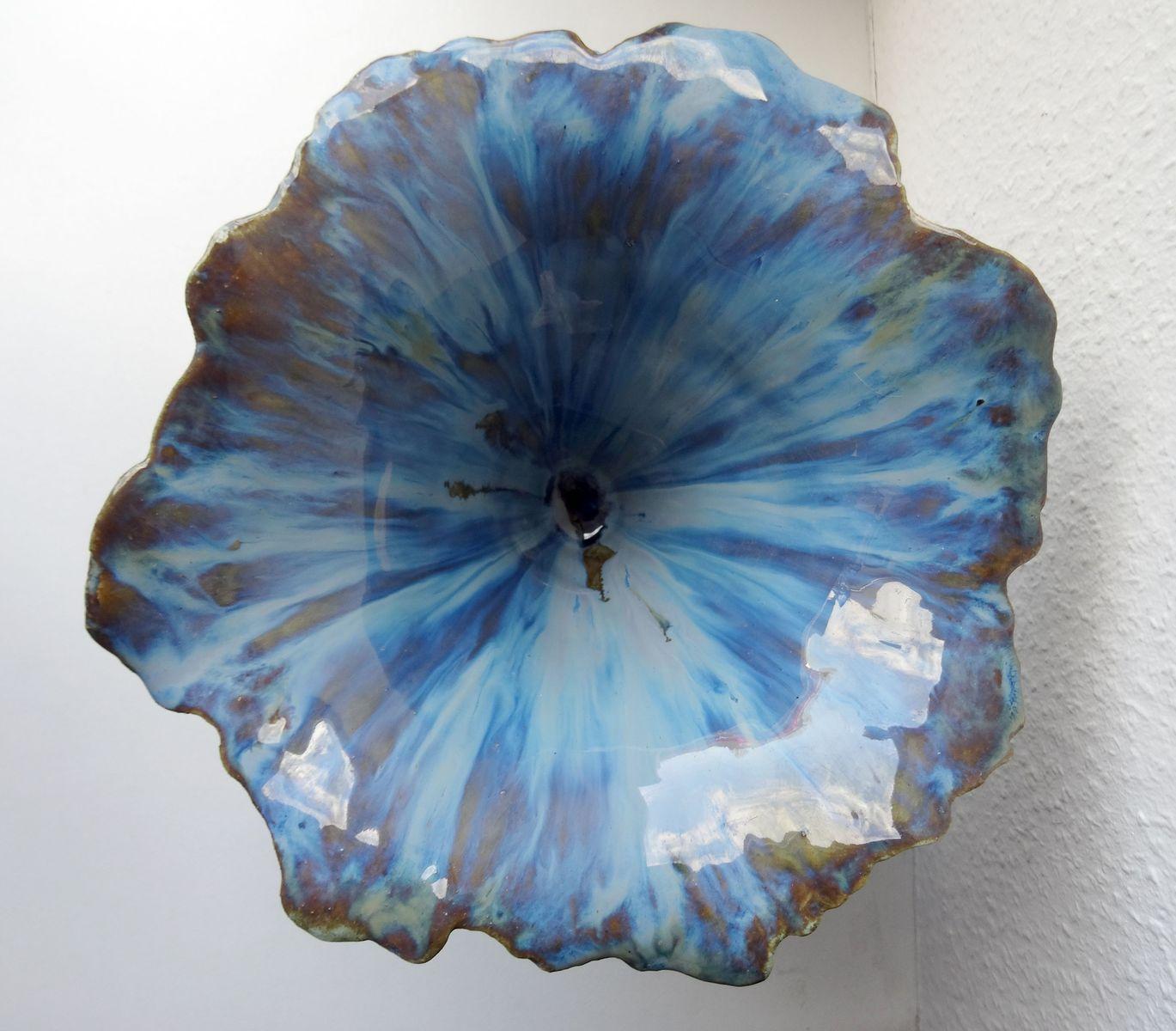 Blaue Blume aus der Vase. 2017. Massivsteinstein, H 17,5 cm, Durchmesser 21,5 cm (Abstrakt), Art, von Elina Titane 
