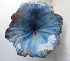 Flor azul en jarrón. 2017. Masa de piedra, h 17, 5 cm, diam. 21,5 cm