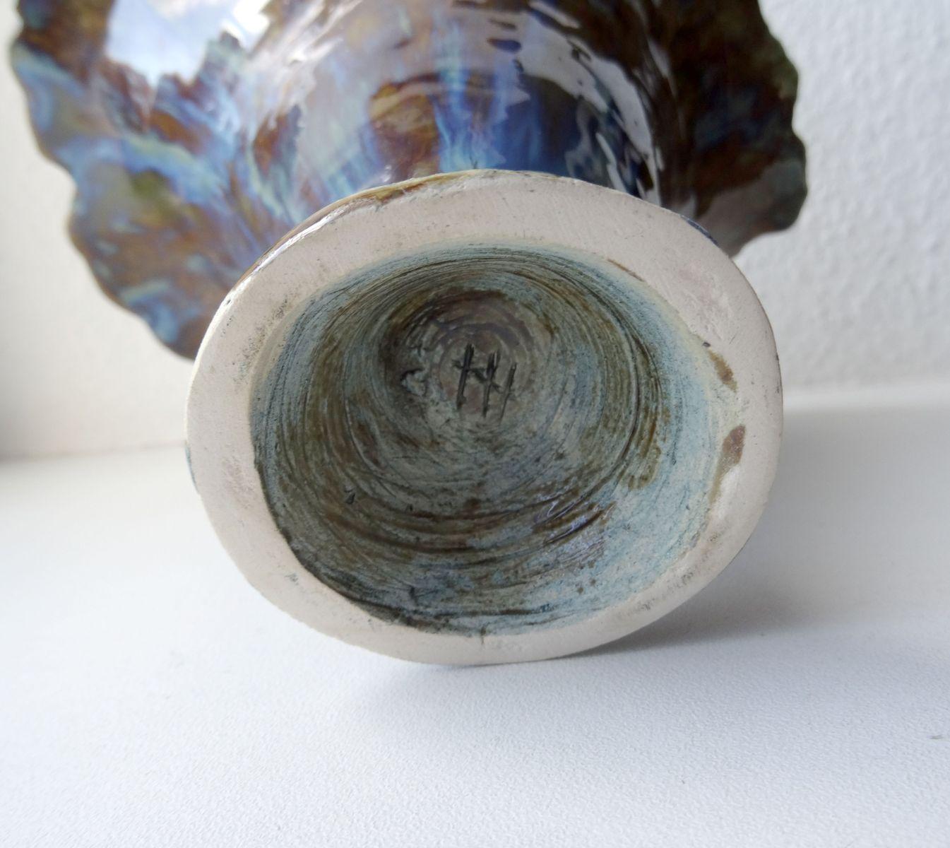Vase blaue Blume. 2017. Steinmasse, H 17,5 cm, Durchm. 21.5 cm