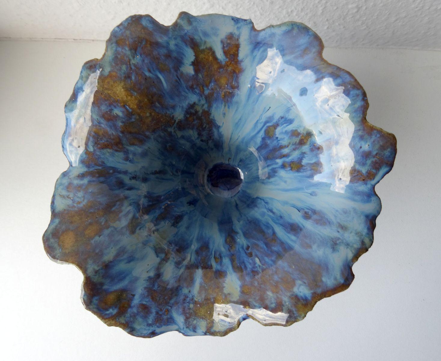 Blaue Blume aus der Vase. 2017. Steinmass, H 13 cm, Durchmesser 15,5 cm (Abstrakt), Art, von Elina Titane 
