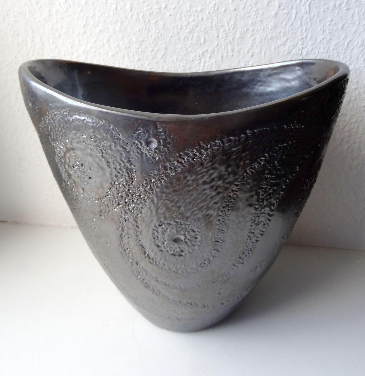Vaso con smalto argentato 2017. Massa di pietra, 19x23, 5x15, 5 cm