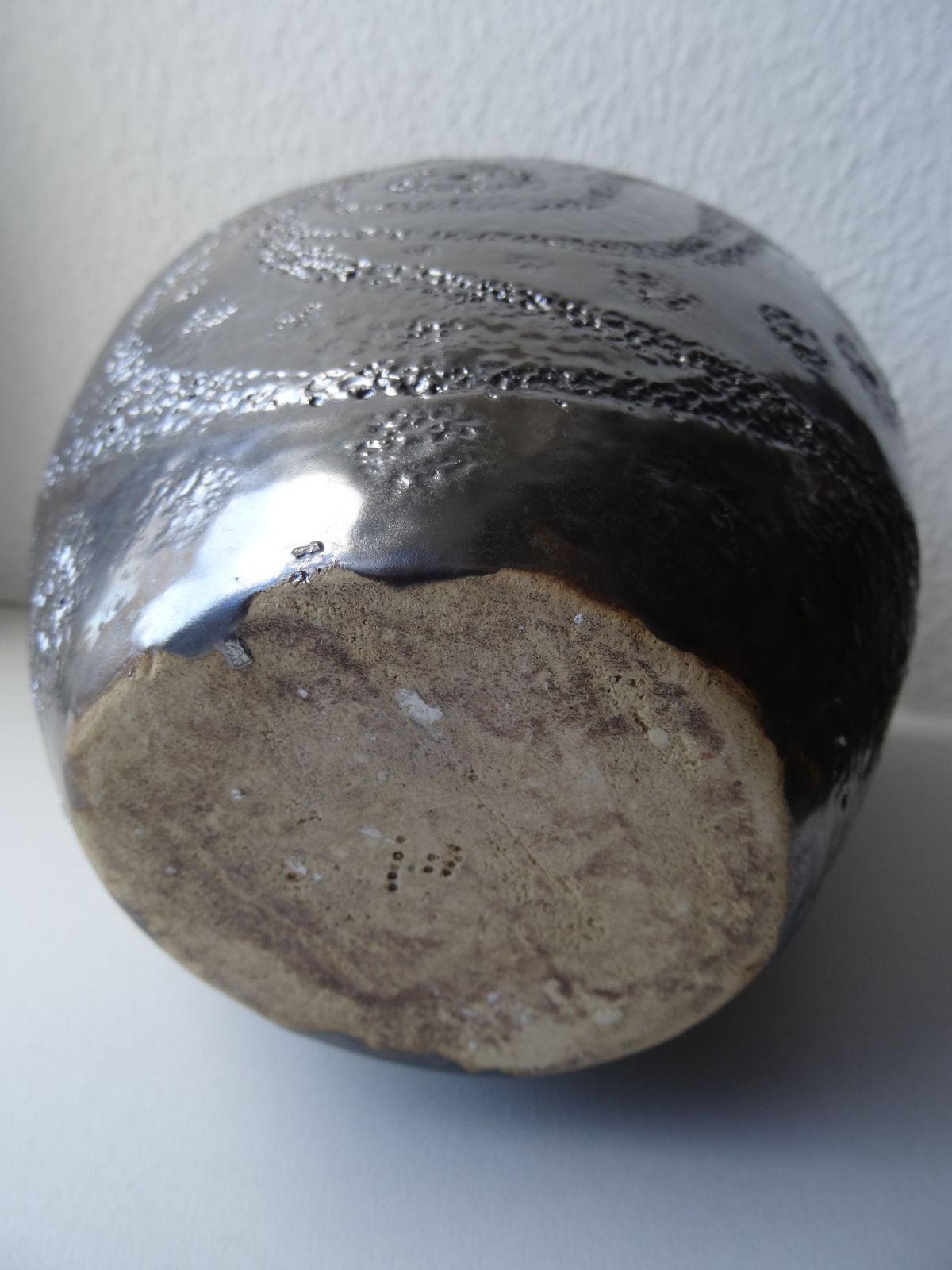 Vase à glaçure argentée 2017. la masse de la pierre, 19x23,5x15,5 cm - Abstrait Sculpture par Elina Titane 